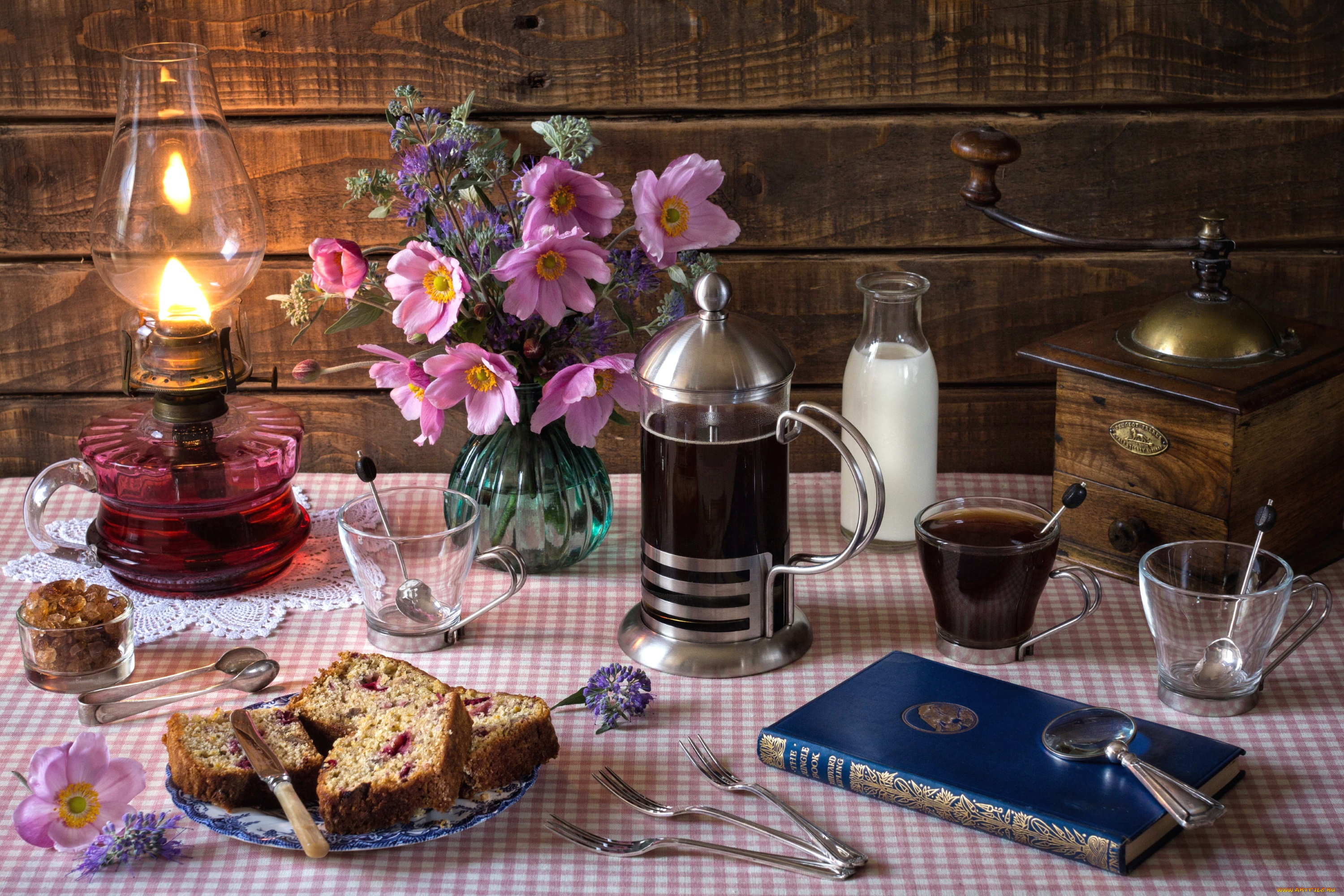 еда, натюрморт, цветы, кофе, лампа, книга, изюм, кофемолка, анемоны, кекс, молоко