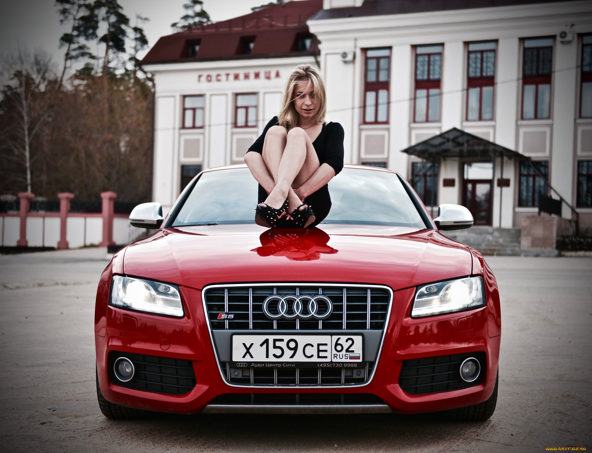 автомобили, -авто, с, девушками, девушки, авто, платье, прикрыла, рукой, тень, скрестила, ноги