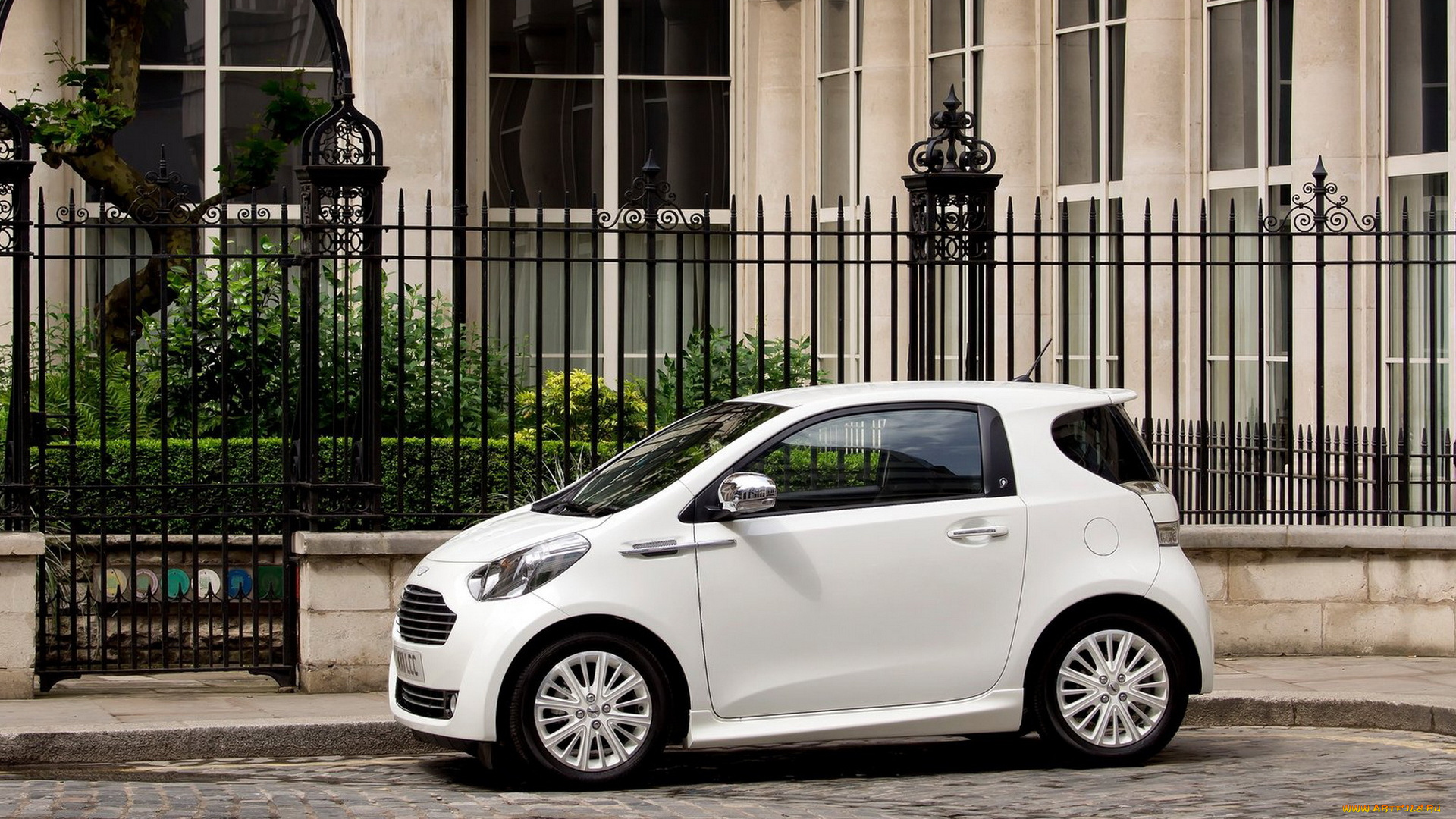 aston, martin, cygnet, автомобили, aston, martin, белый, забор, здание