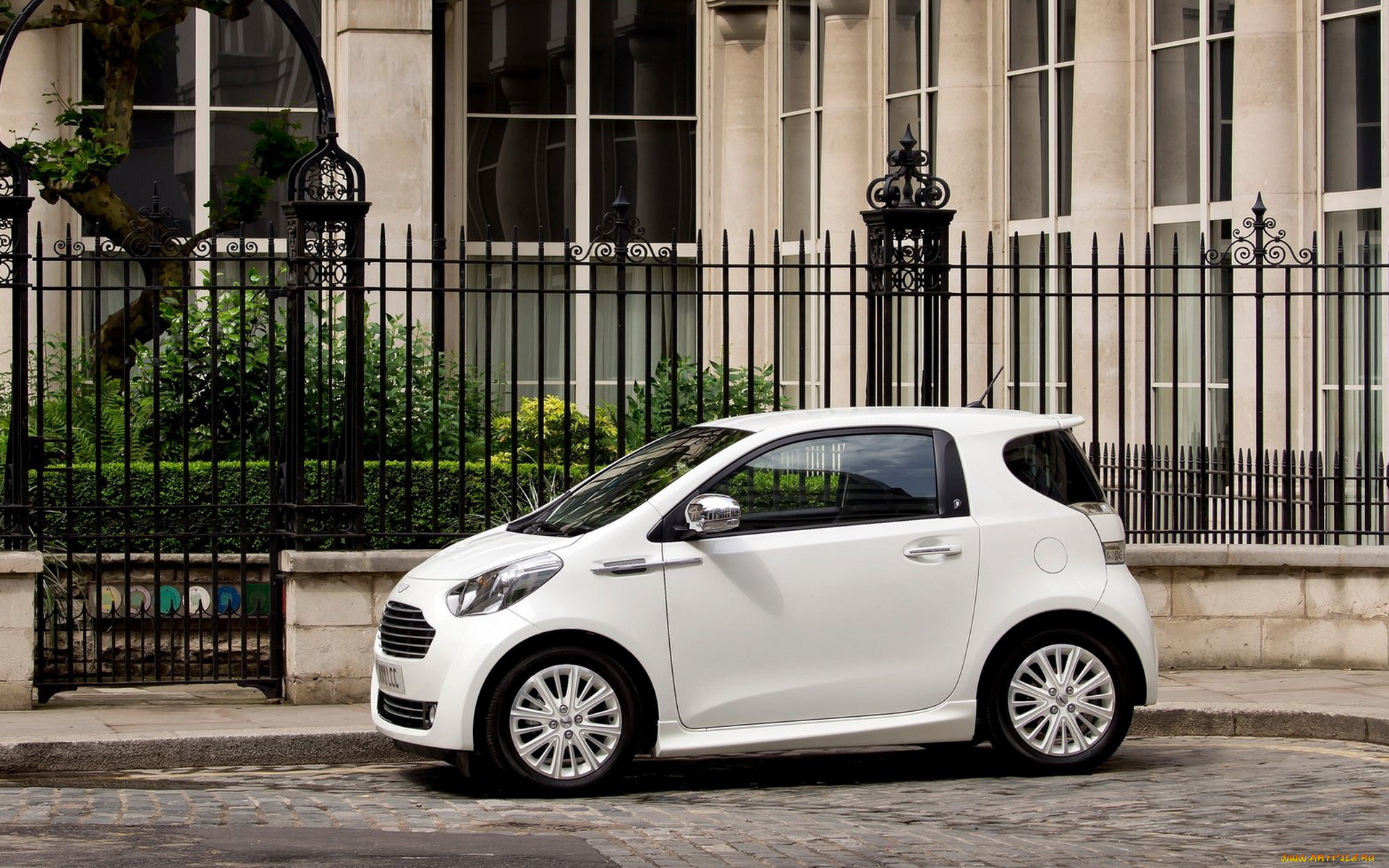 aston, martin, cygnet, автомобили, aston, martin, белый, забор, здание