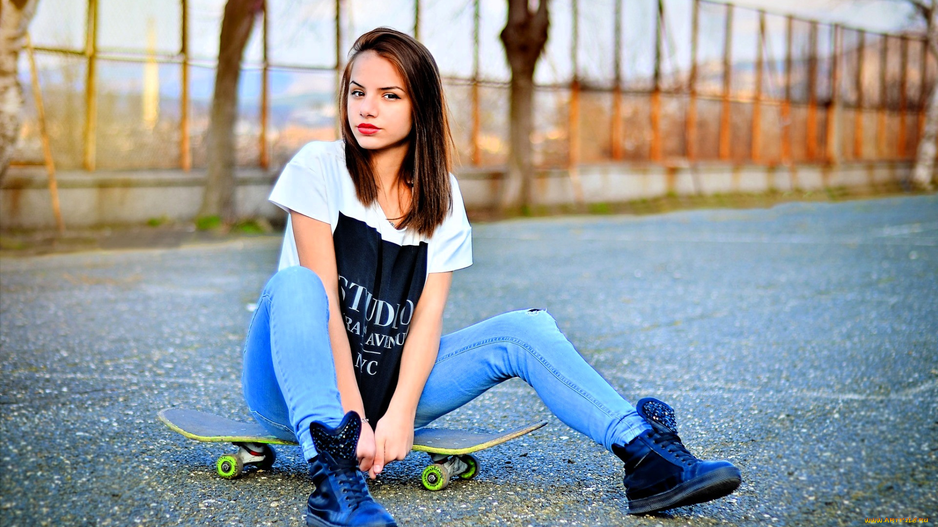 девушки, -, брюнетки, , шатенки, шатенка, футболка, джинсы, ботинки, скейт