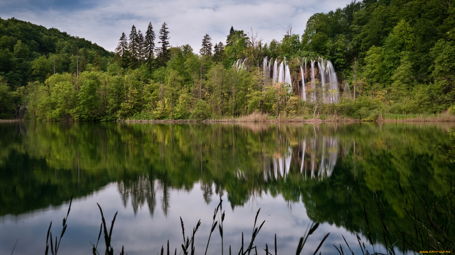природа, водопады, небо, облака, озеро, лес, отражение, пейзаж, поток, трава, деревья