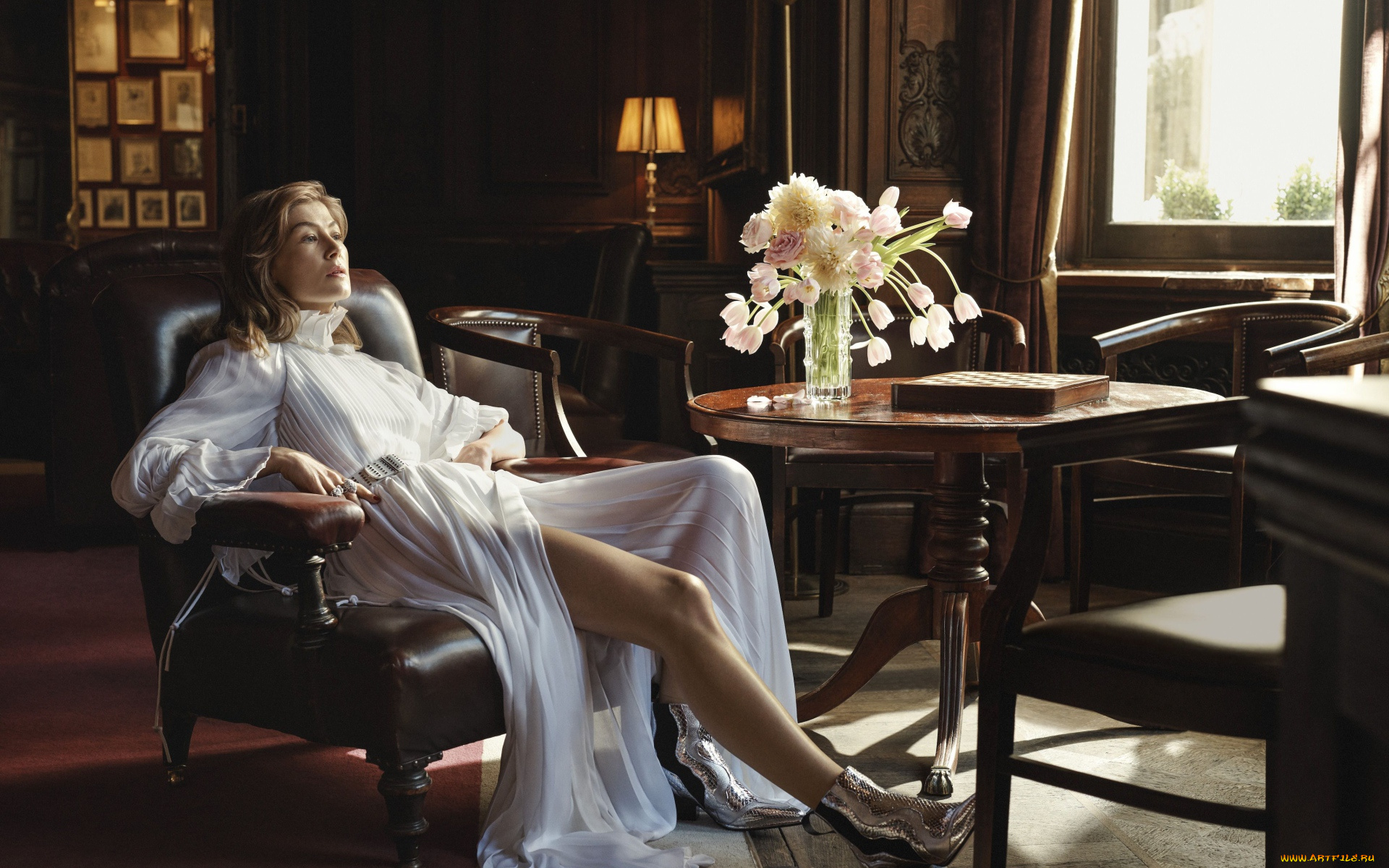 девушки, rosamund, pike, окно, цветы, стол, кресло, платье, блондинка