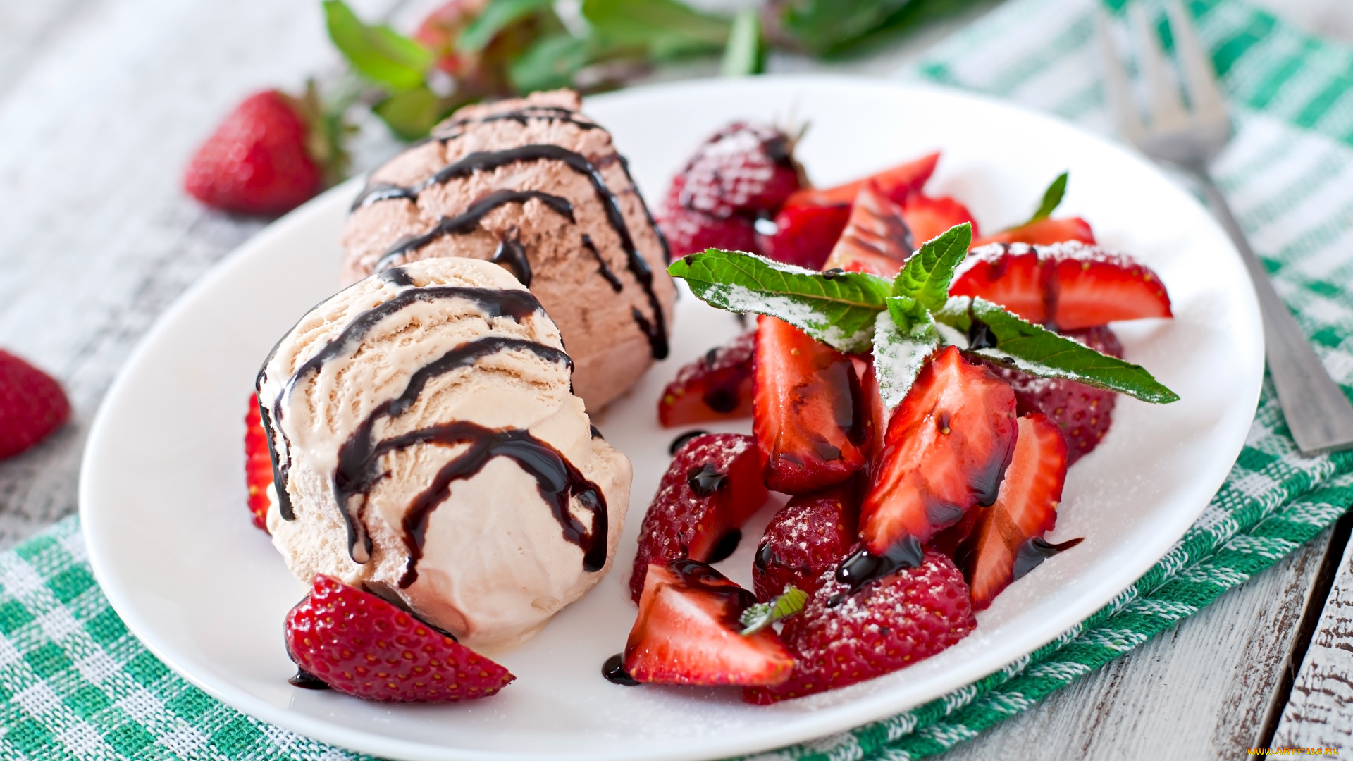 еда, мороженое, , десерты, ягоды, доски, полотенце, клубника, тарелка, вилка, мята, дольки, боке, подача, шоколадный, сироп
