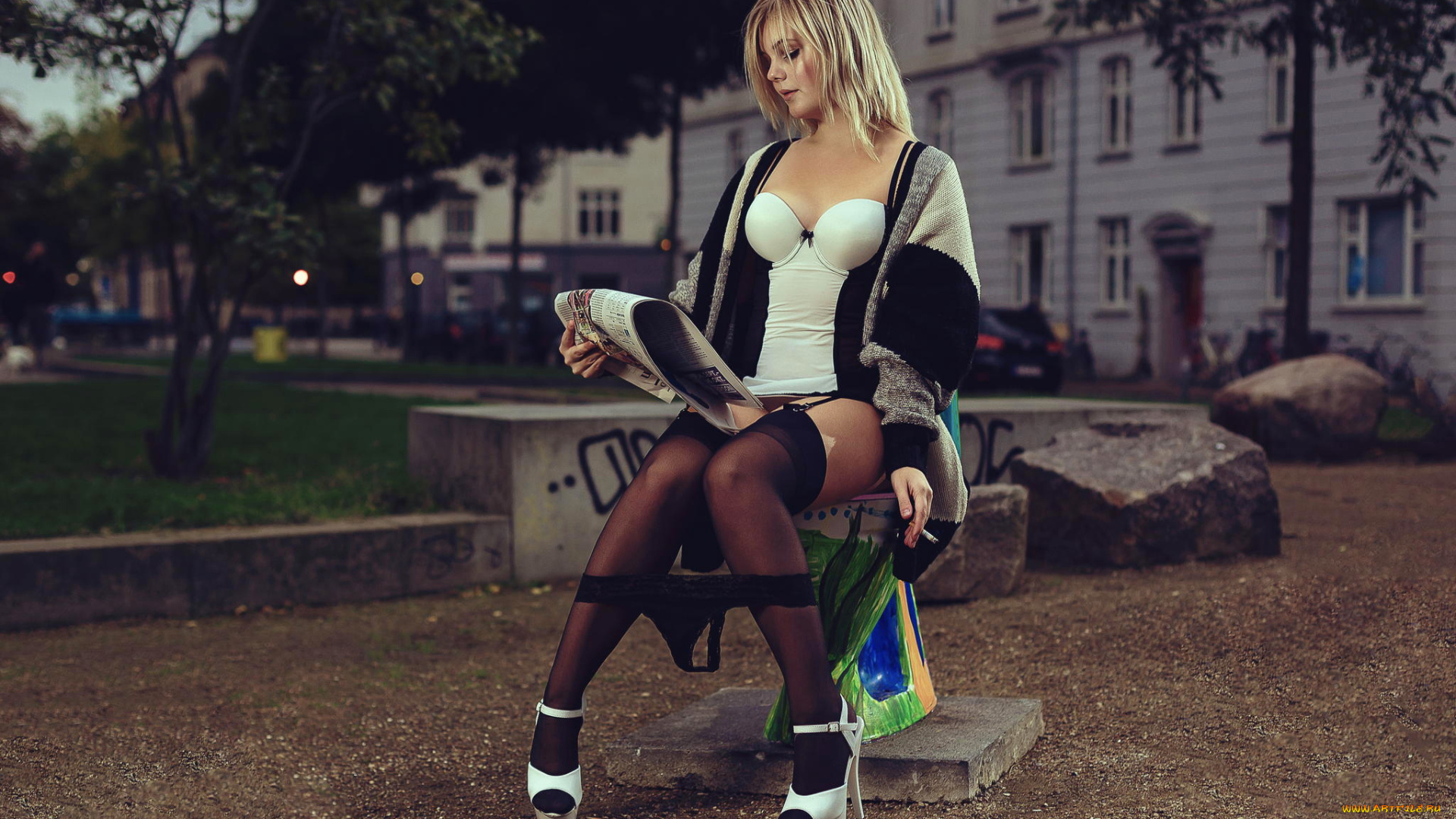 девушки, -unsort, , блондинки, унитаз, улица, туфли, газета