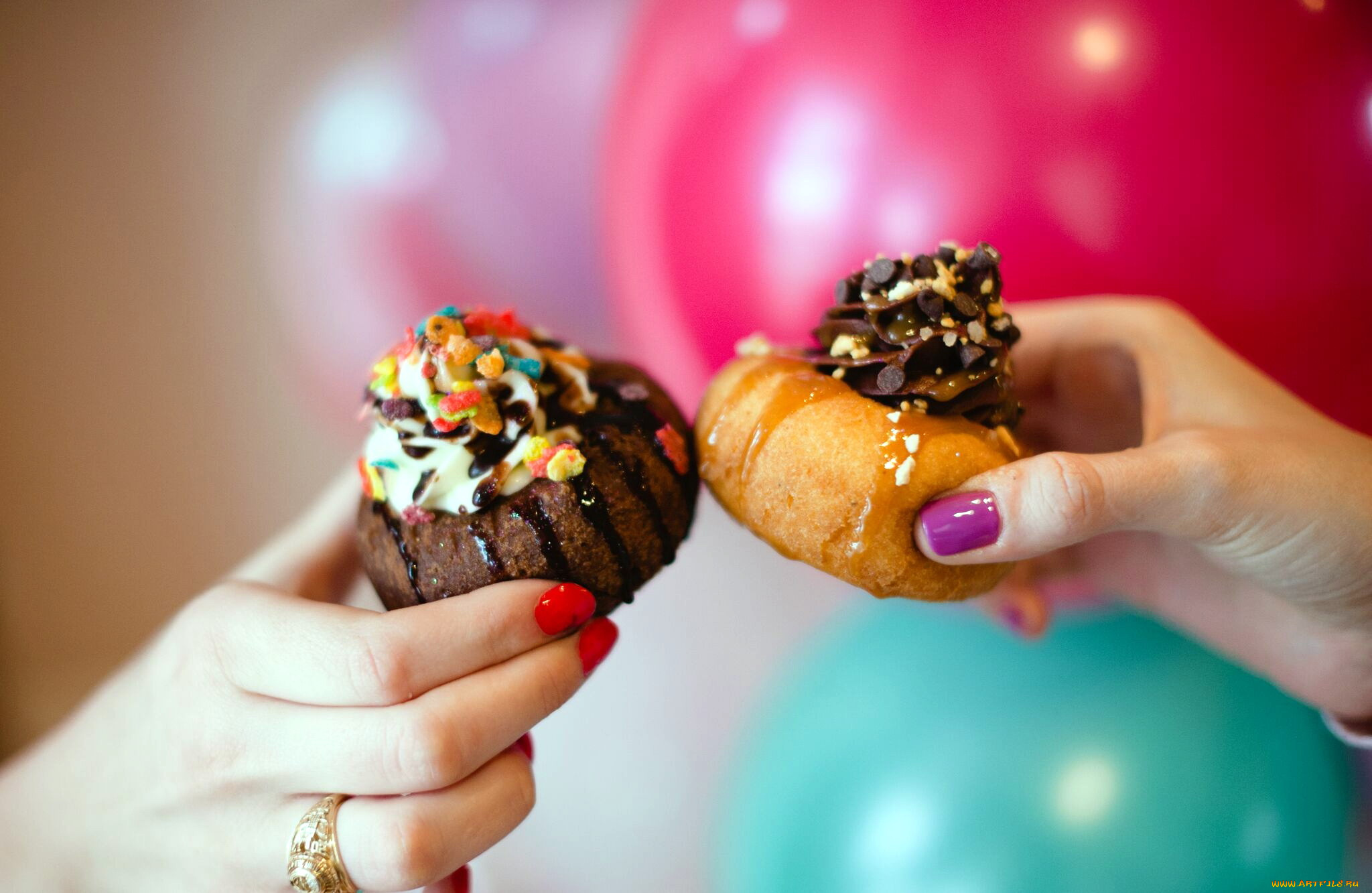 разное, руки, маникюр, пончики, жест