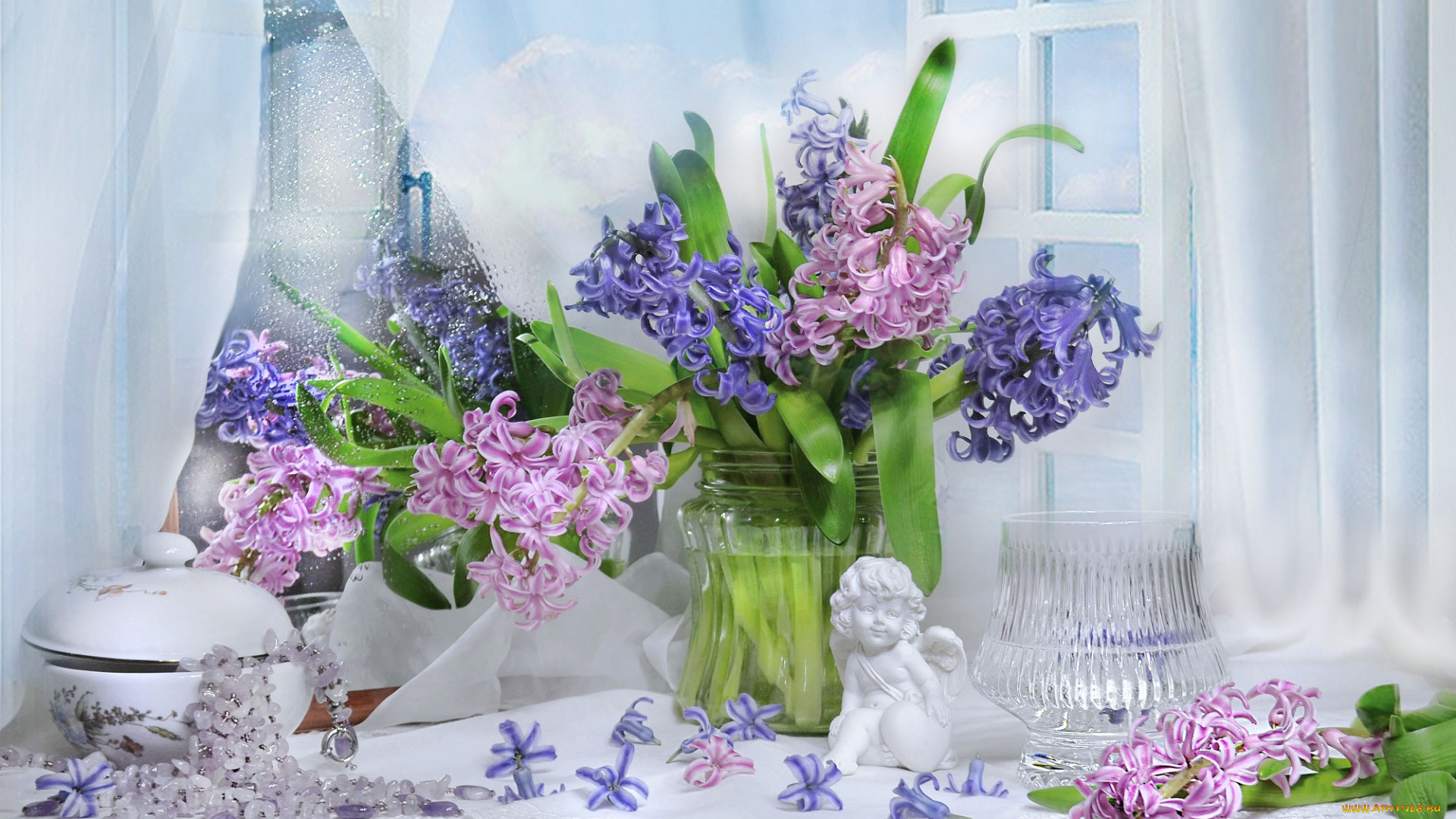 цветы, гиацинты, ангел, окно, бусы, ваза, натюрморт, штора