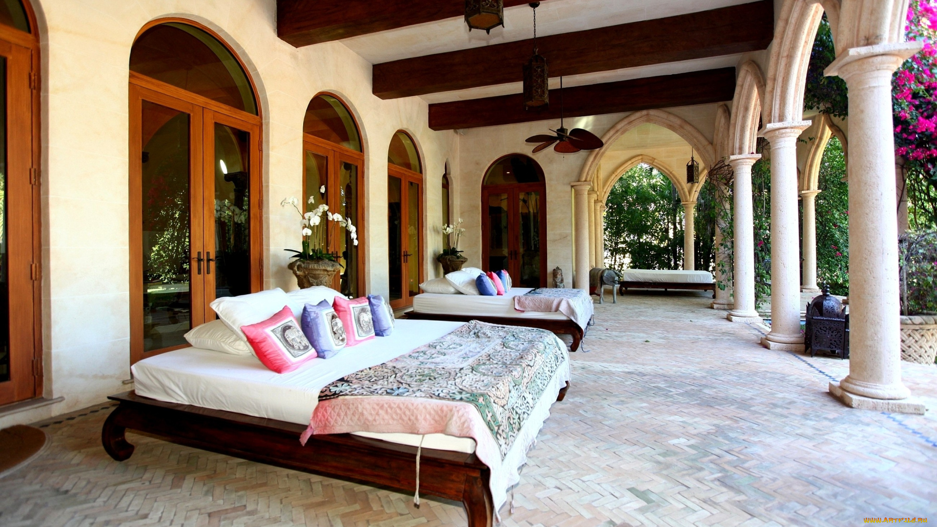 интерьер, веранды, террасы, балконы, подушки, вентилятор, кровати, колонны