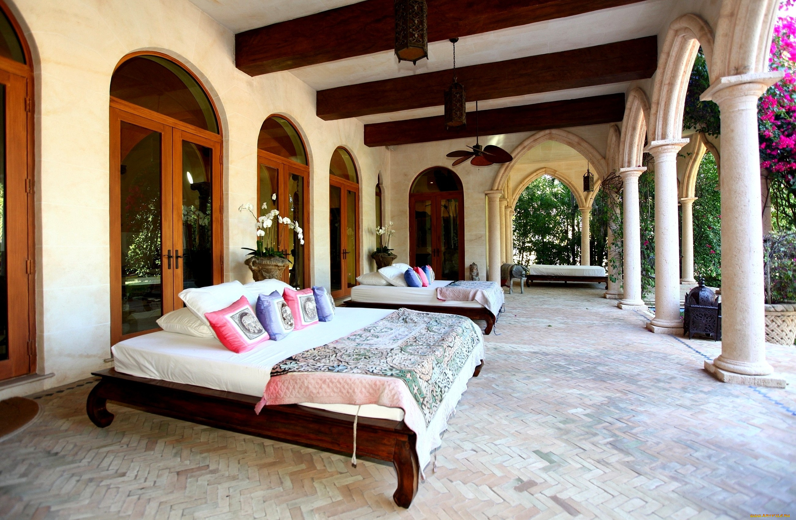 интерьер, веранды, террасы, балконы, подушки, вентилятор, кровати, колонны