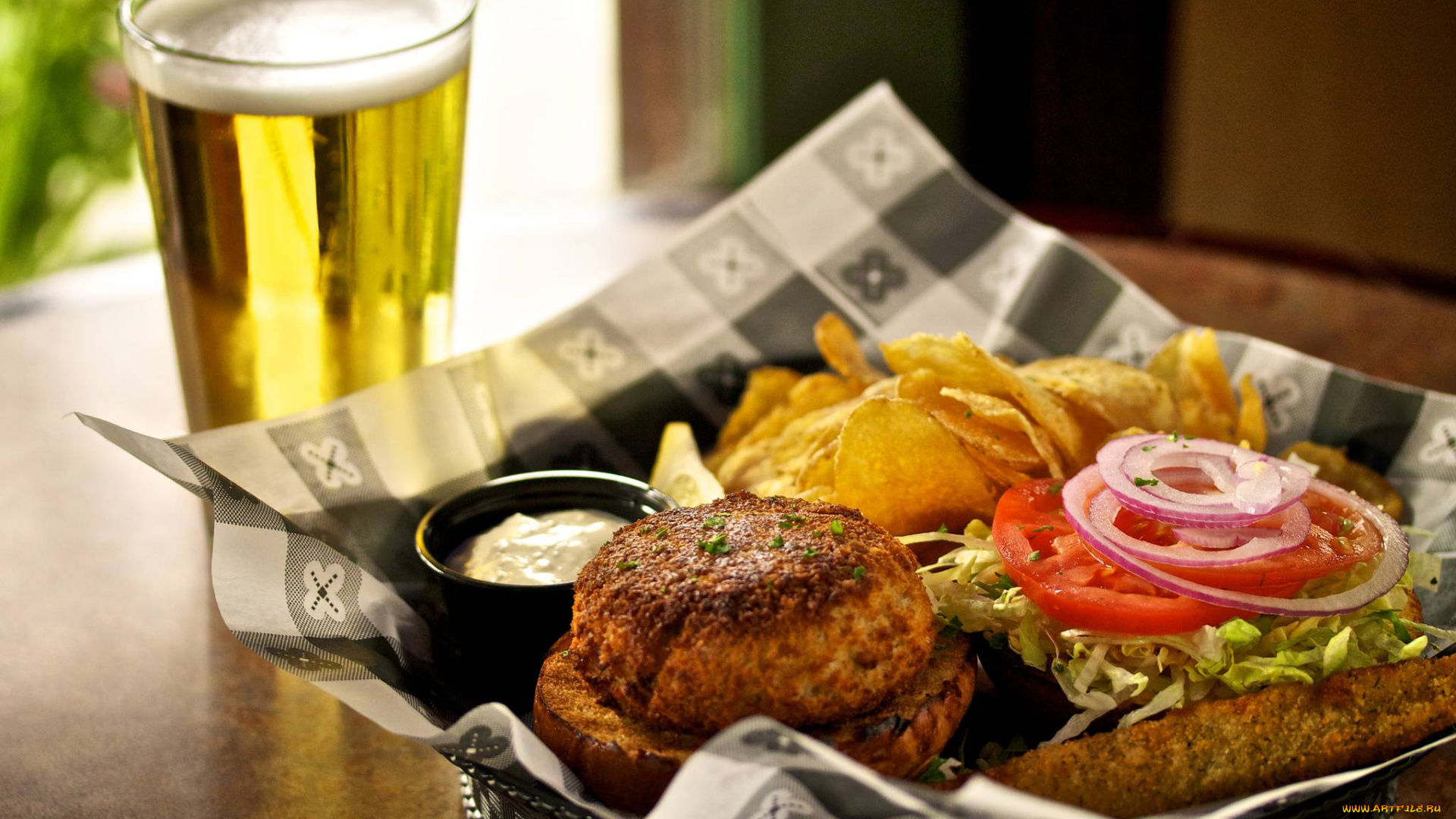 еда, разное, пиво, чипсы, соус, котлета, лук, помидор, фаст-фуд