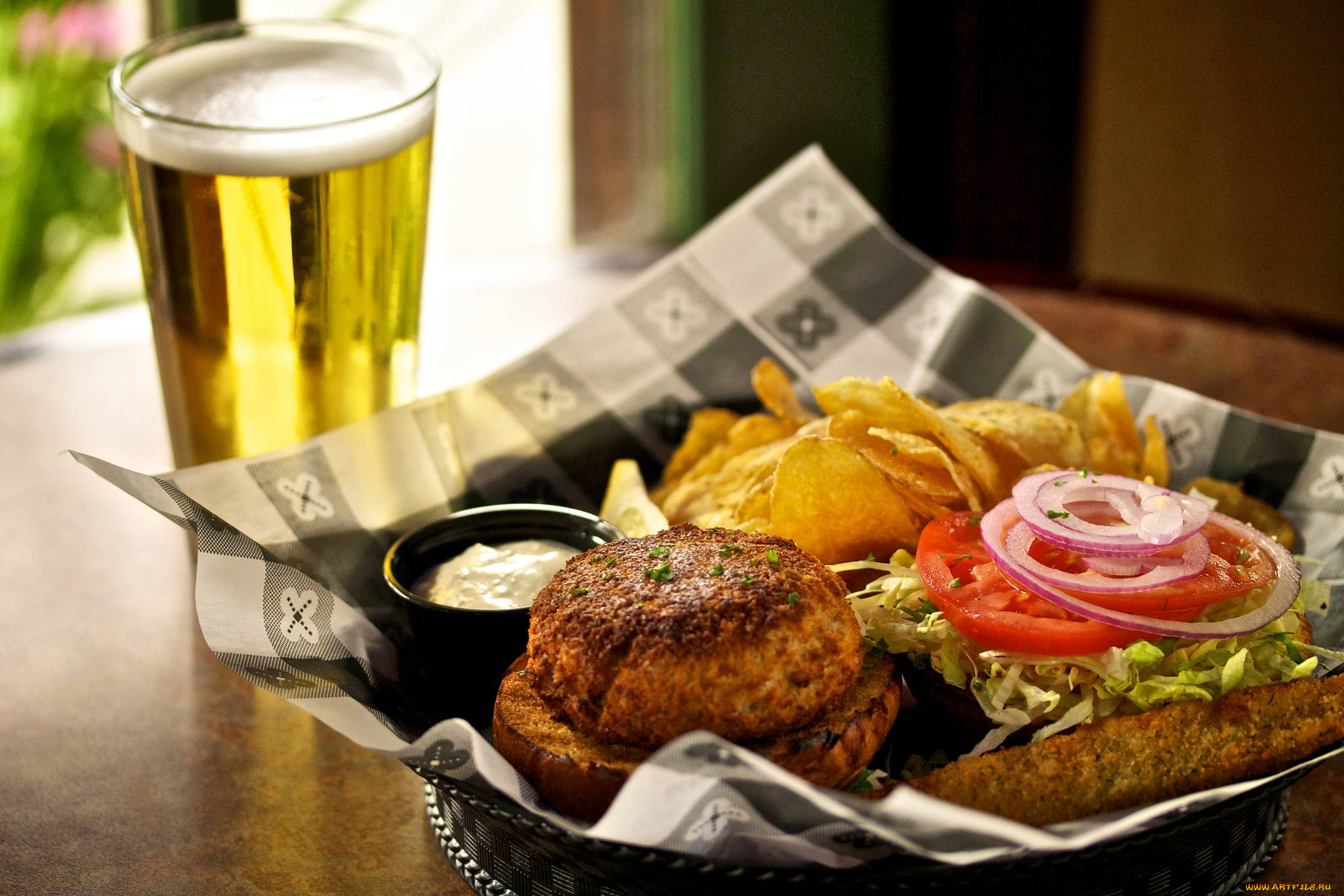 еда, разное, пиво, чипсы, соус, котлета, лук, помидор, фаст-фуд