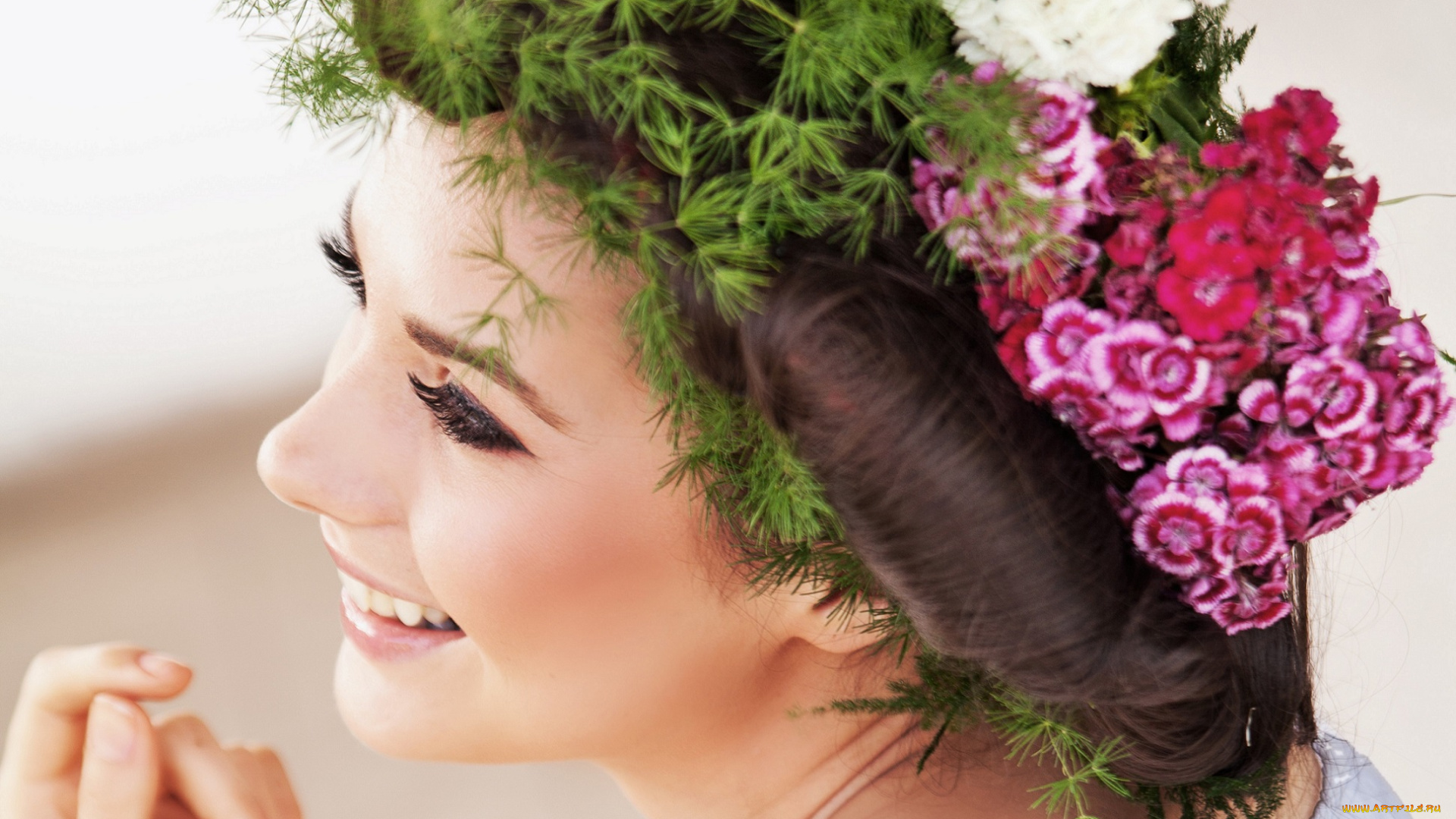 девушки, -unsort, , лица, , портреты, улыбка, настроение, девушка, ресницы, макияж, цветы, прическа, волосы