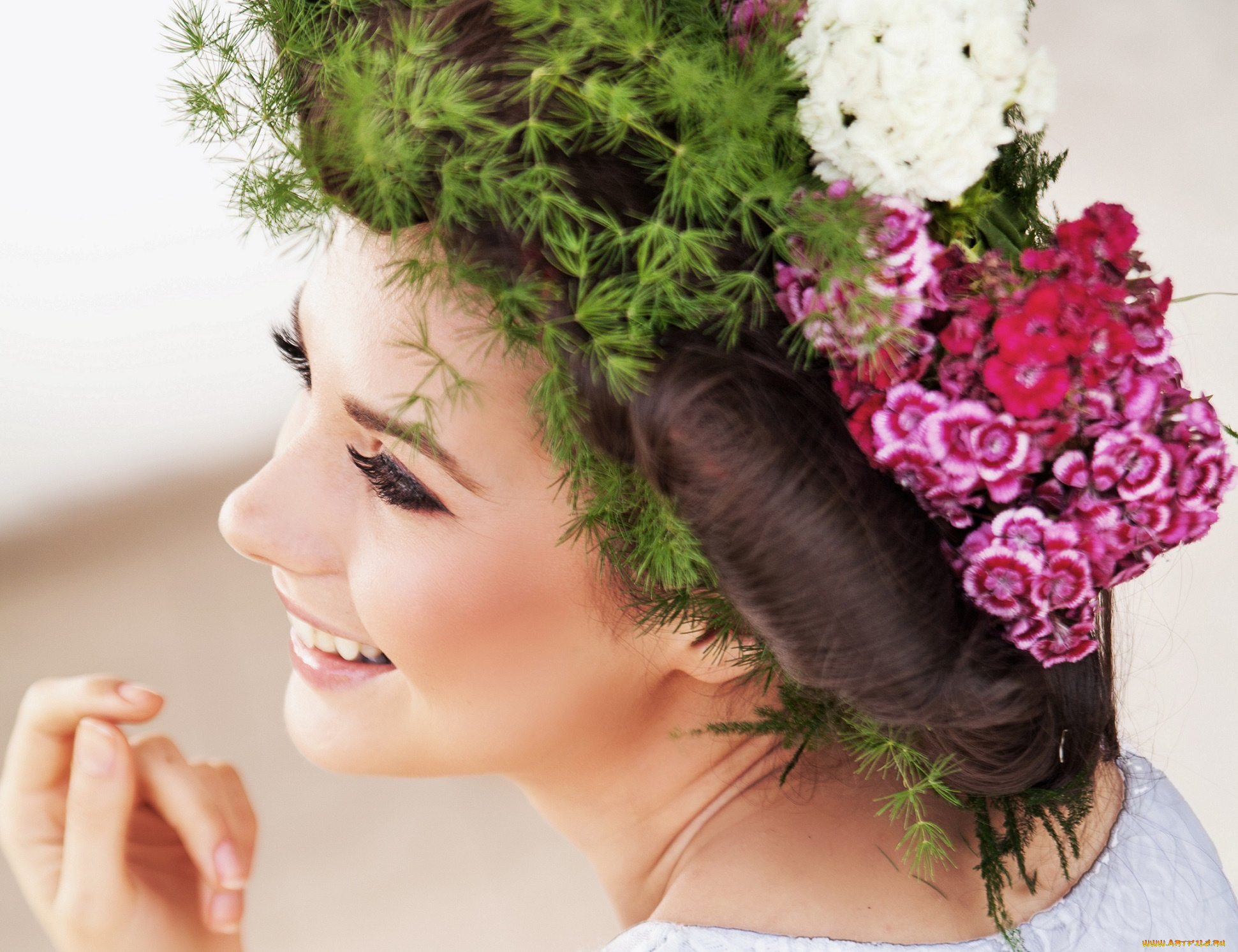 девушки, -unsort, , лица, , портреты, улыбка, настроение, девушка, ресницы, макияж, цветы, прическа, волосы