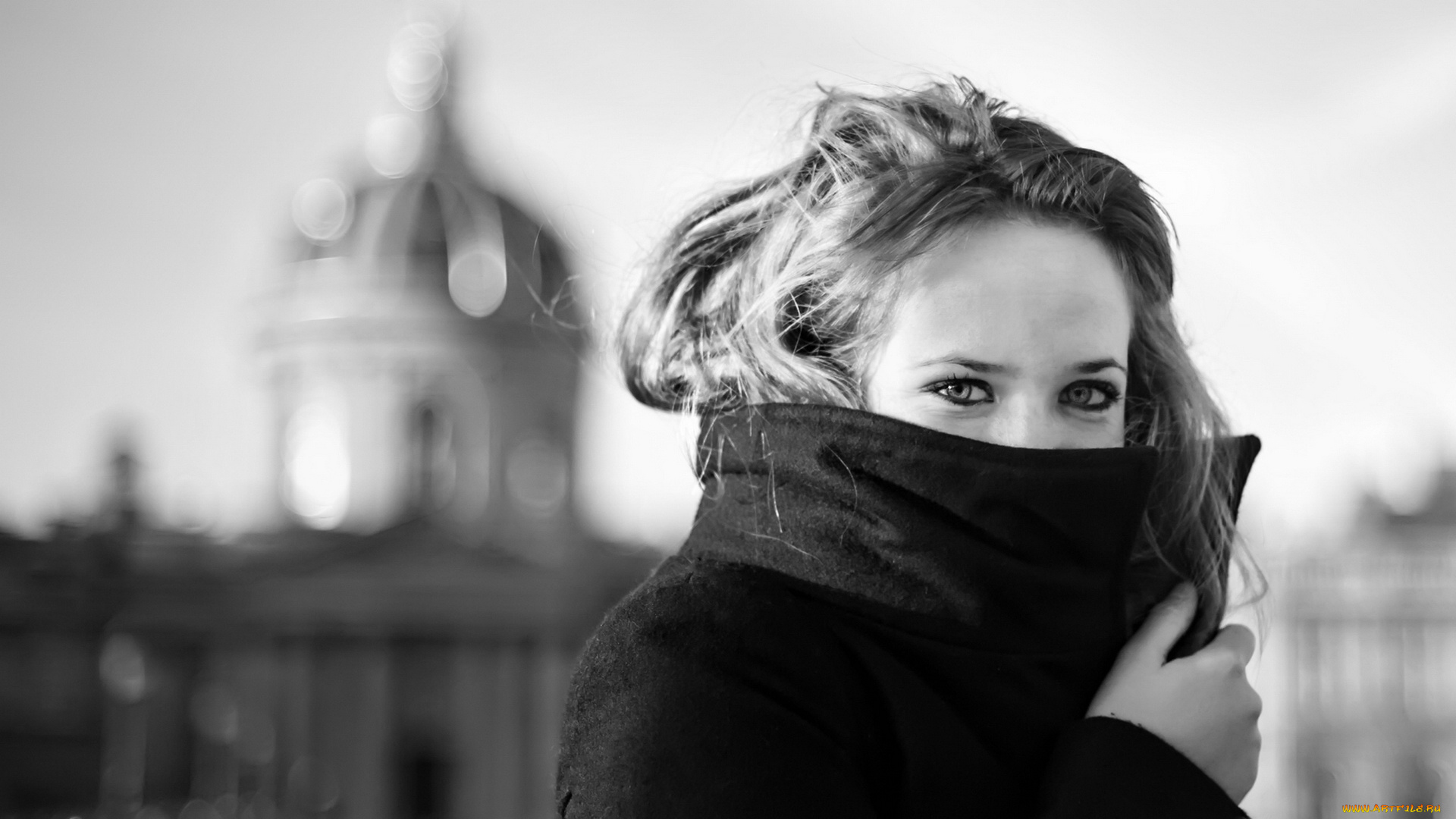девушки, -unsort, , Черно-белые, обои, храм, пальто, воротник, глаза, блондинка