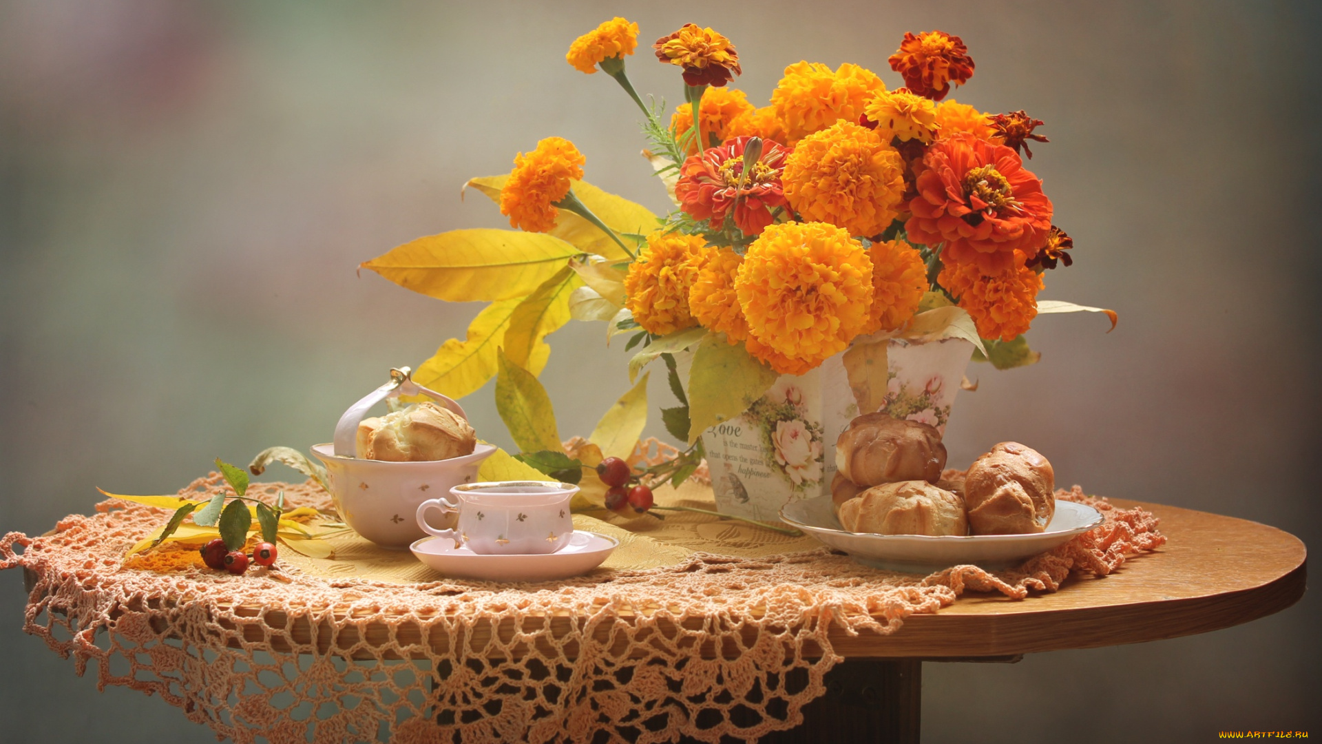еда, натюрморт, бархатцы, осень, чашка, эклер