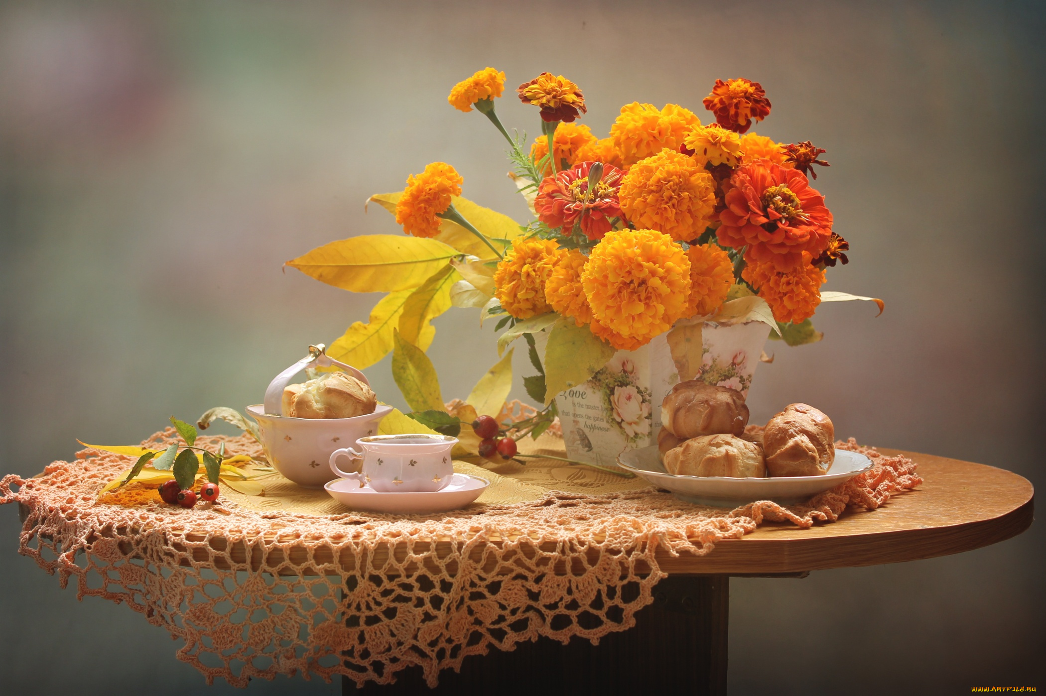 еда, натюрморт, бархатцы, осень, чашка, эклер