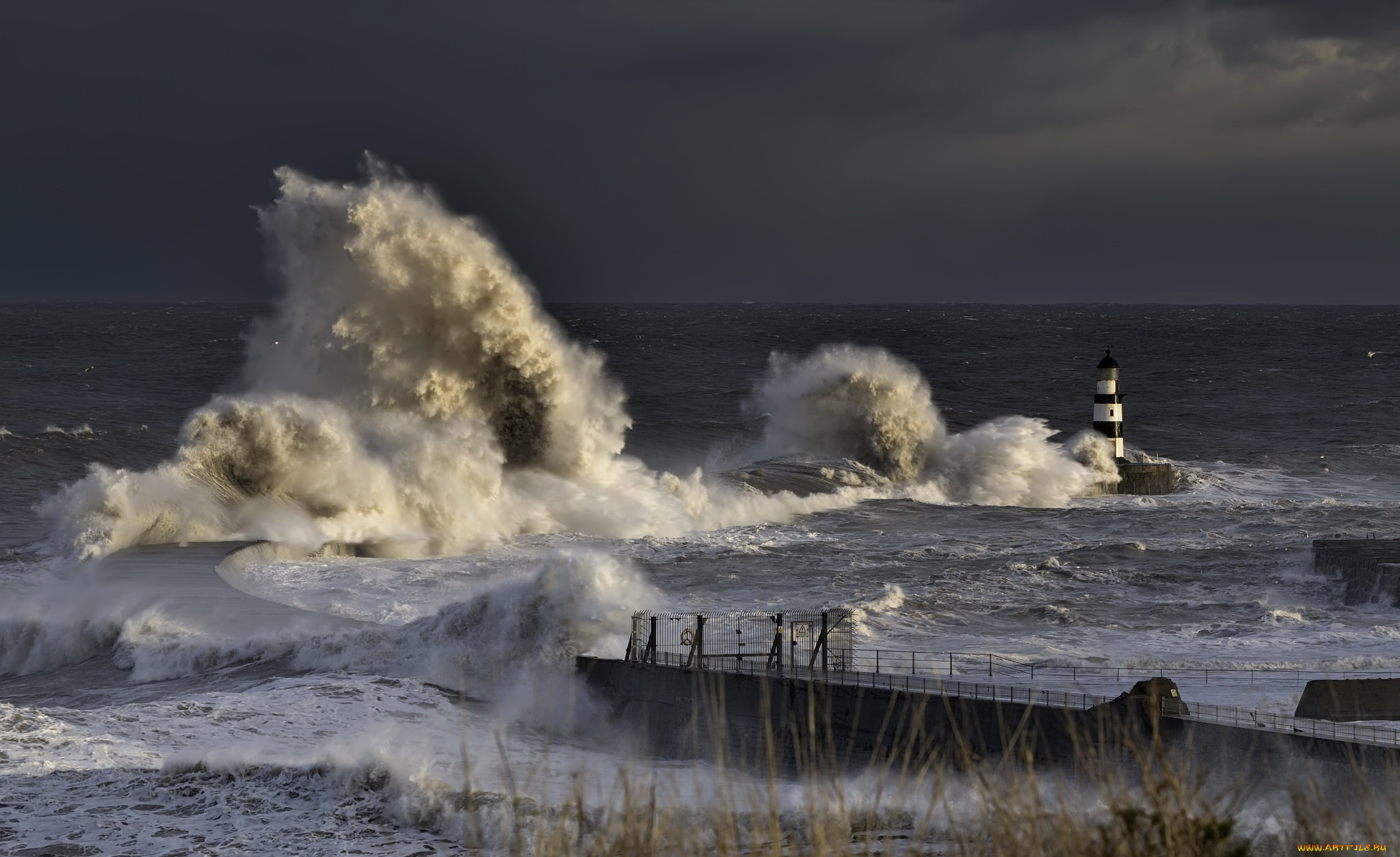 природа, маяки, маяк, шторм, волна, буря, брызги, мощь, ураган, непогода, ветер, стихия, сила, океан, море, вода
