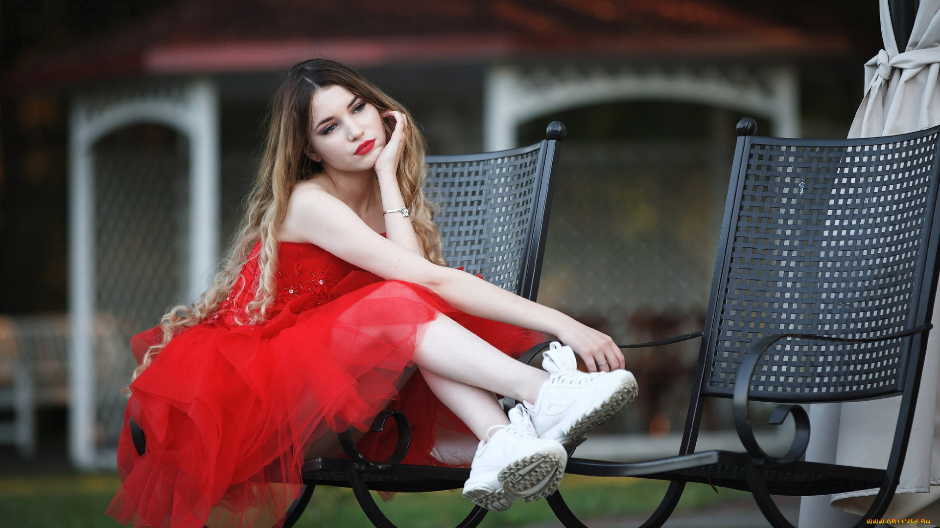 девушки, -, рыжеволосые, и, разноцветные, шелковое, алое, платье, сникерсы