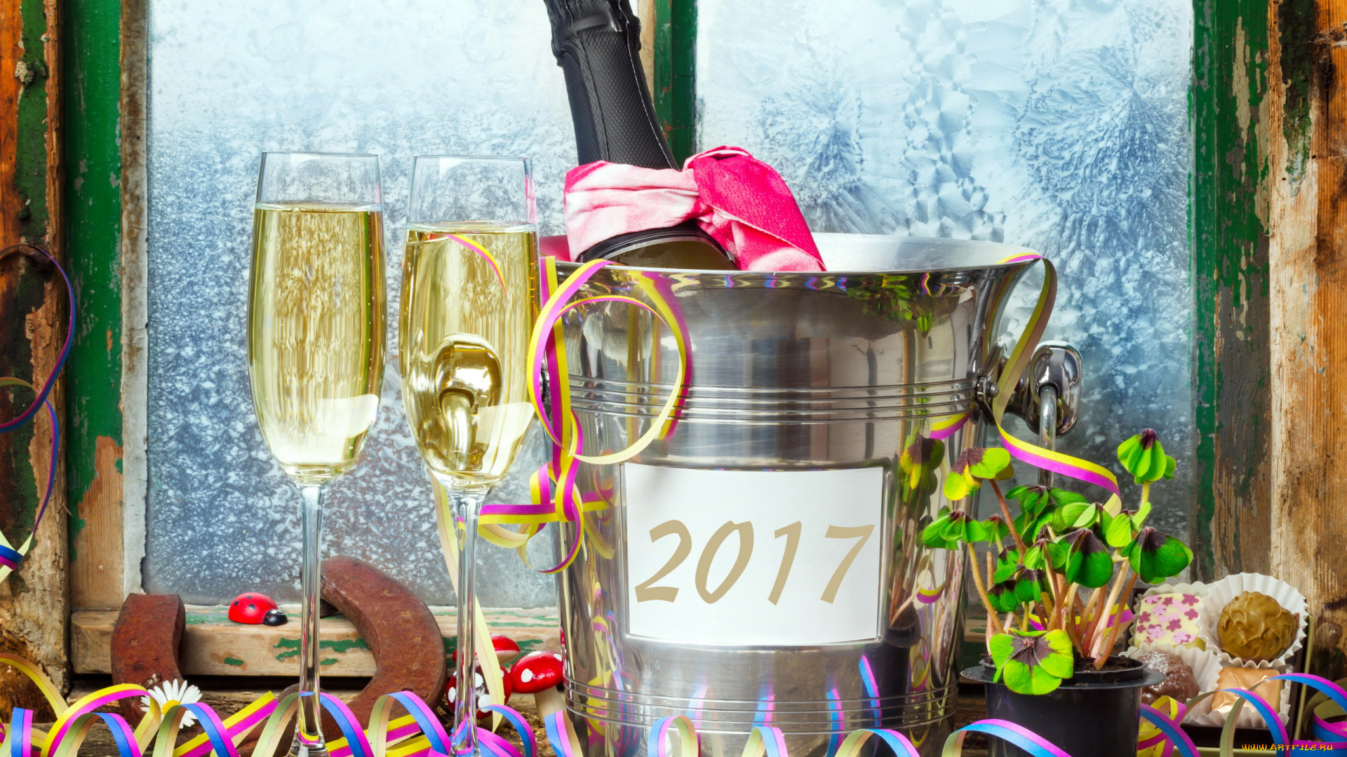 праздничные, угощения, бокалы, шампанское, ведерко, надпись, серпантин