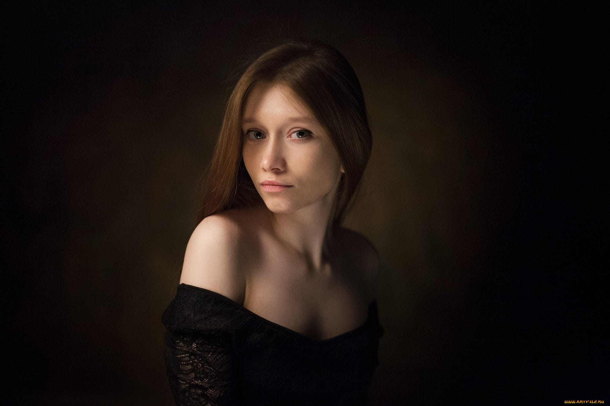 девушки, -, лица, , портреты, максим, максимов, женщины, брюнетка, длинные, волосы, смотрит, на, зрителя, макияж, подводка, для, глаз, голые, плечи, платье, черная, одежда, студия, слабое, освещение, прямые