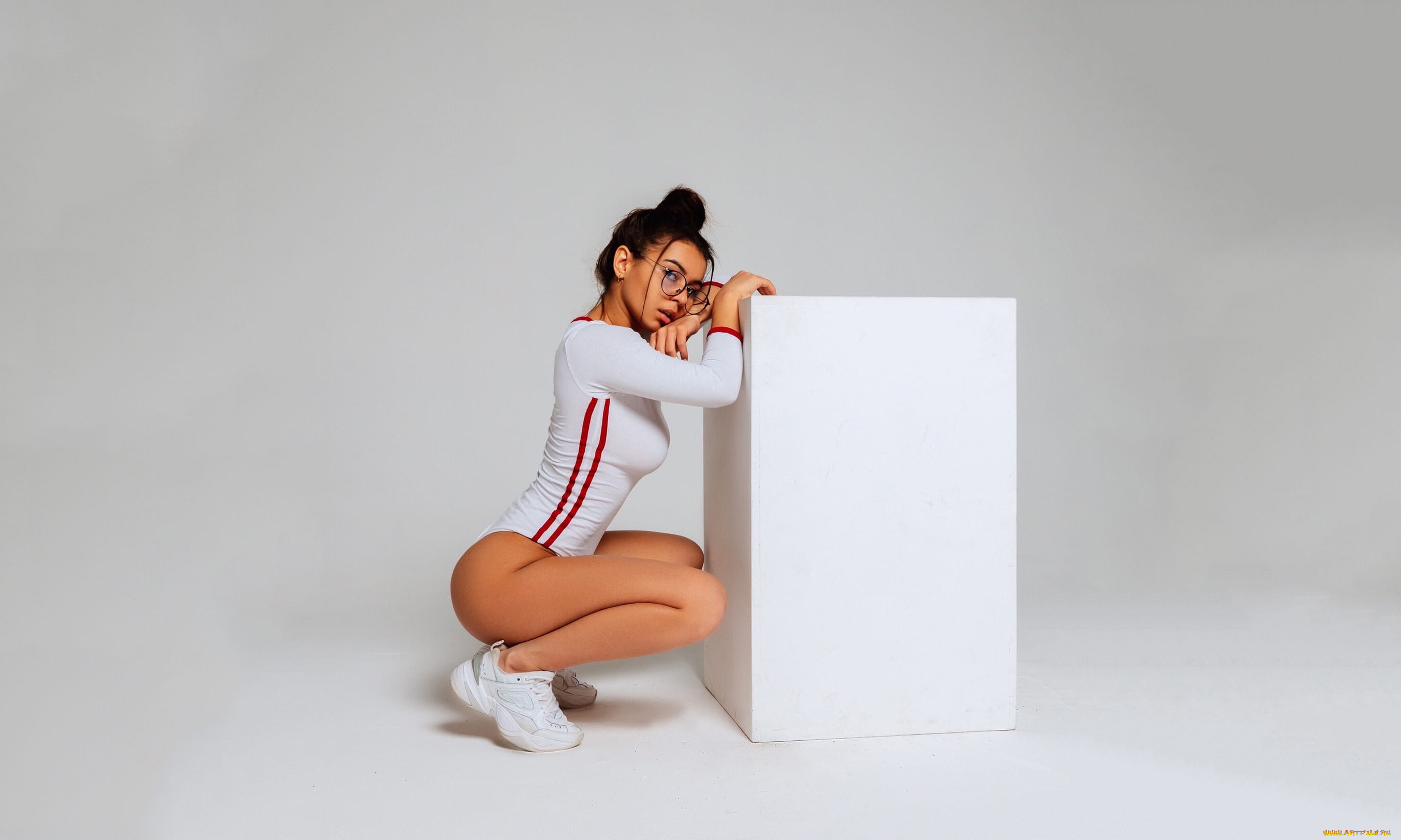 светлана, иванова, девушки, девушка, женщина, брюнетка, темноволосая, сексуальная, модель, звезда, позирует, разная, обувь, верхняя, стильная, одежда, нижнее, эротическое, бельё, трусы, лифчик, колготки, чулки, аксессуары, макияж, и, множество, элементов, на, фотографии