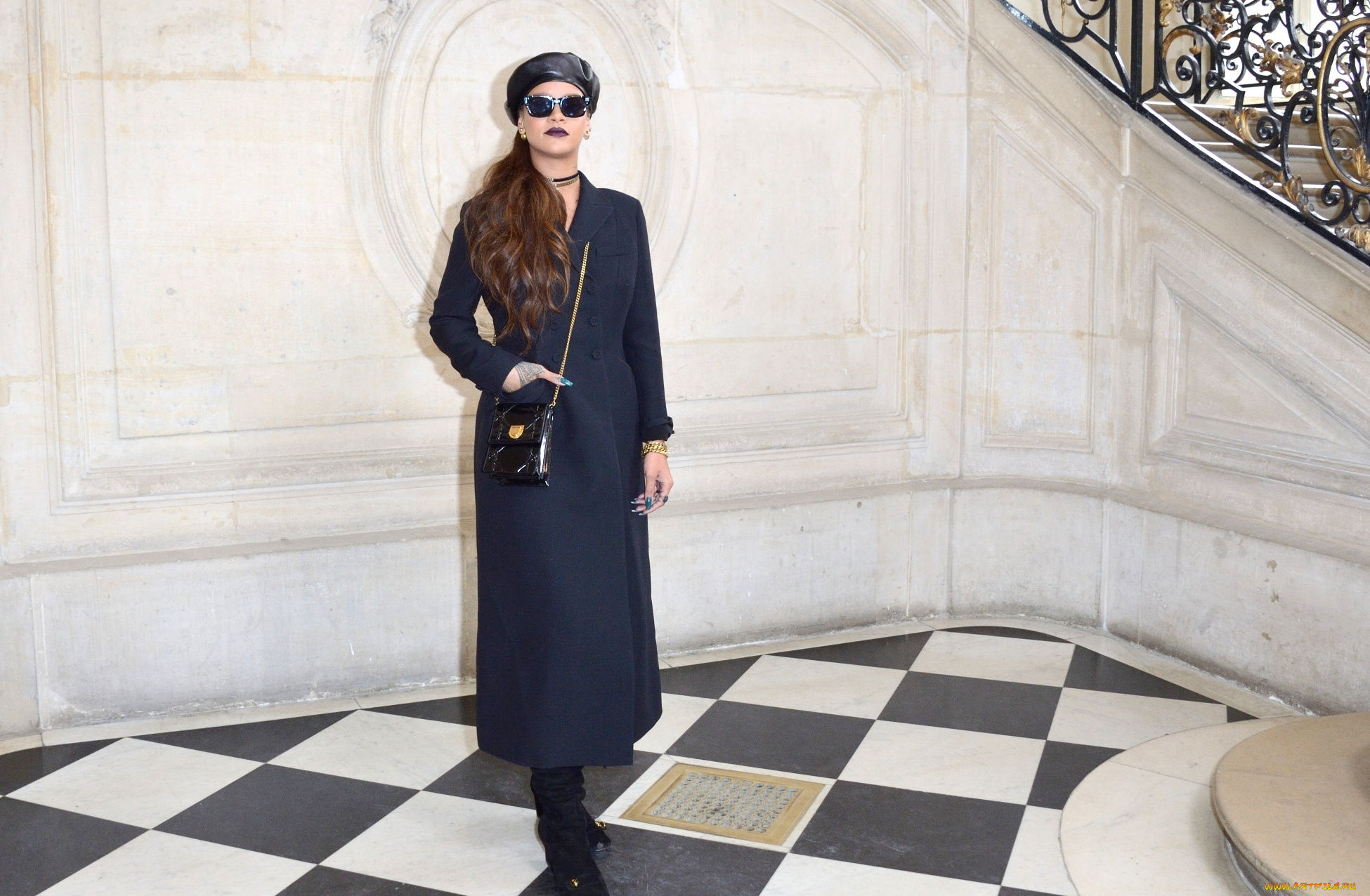 музыка, rihanna, берет, пальто, лестница, украшения, сумка, рианна, очки, певица