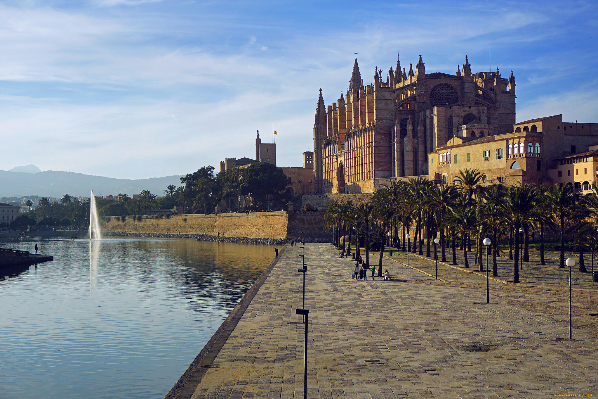 cathedral, of, santa, maria, of, palma, and, the, royal, palace, of, la, almudaina, города, -, католические, соборы, , костелы, , аббатства, храм, река