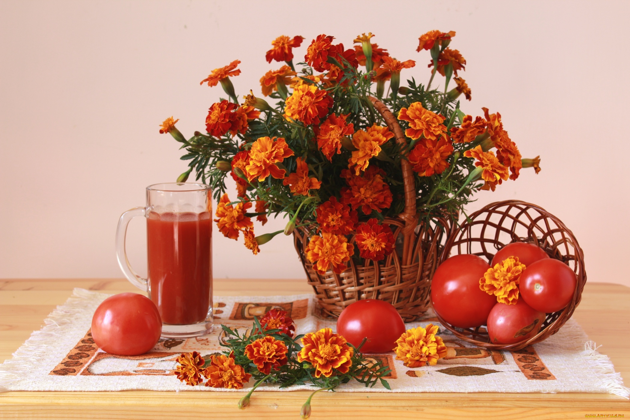еда, натюрморт, корзинка, тагетес, букет, сок, помидоры, бархатцы, томаты