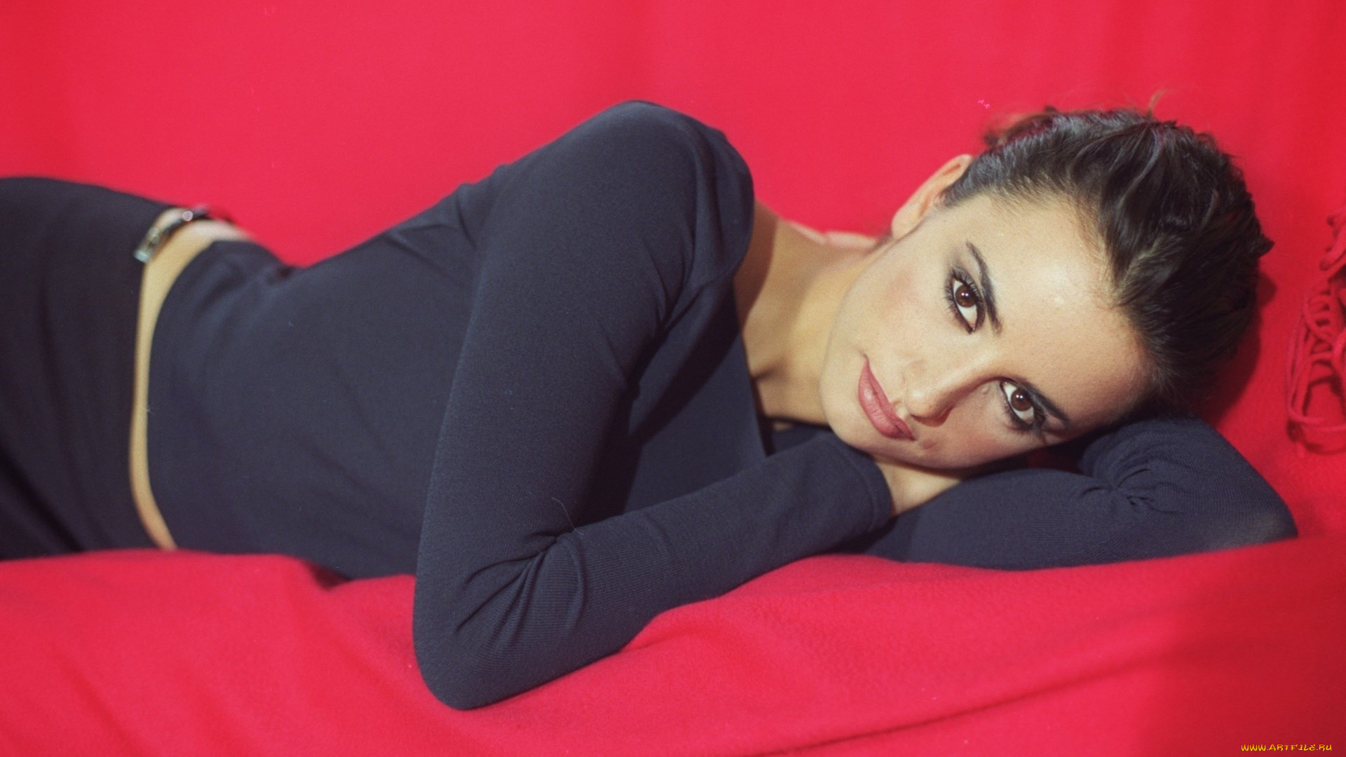 девушки, penelope, cruz, актриса, брюнетка, свитер, диван