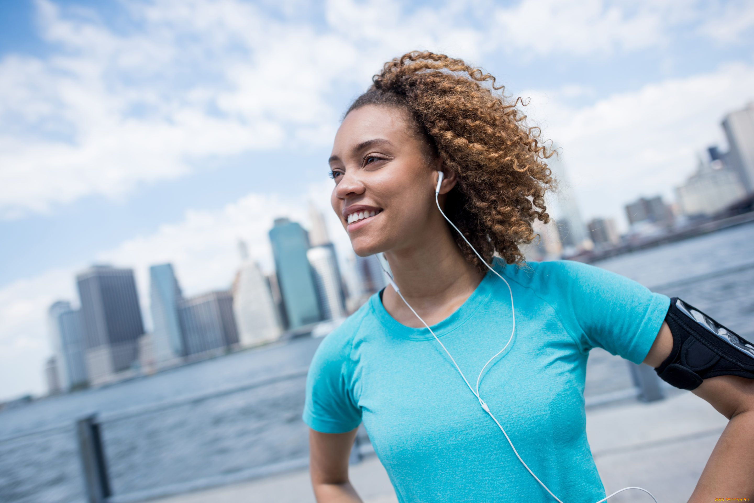 девушки, -unsort, , темнокожие, наушники, улыбка, город, футболка