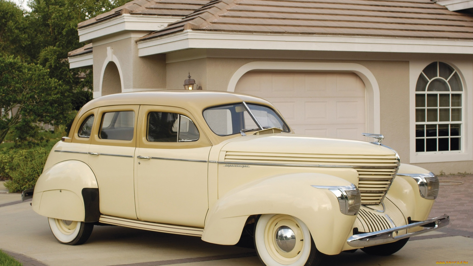 автомобили, классика, дом, деревья, автомобиль, трава, фонарь, кусты