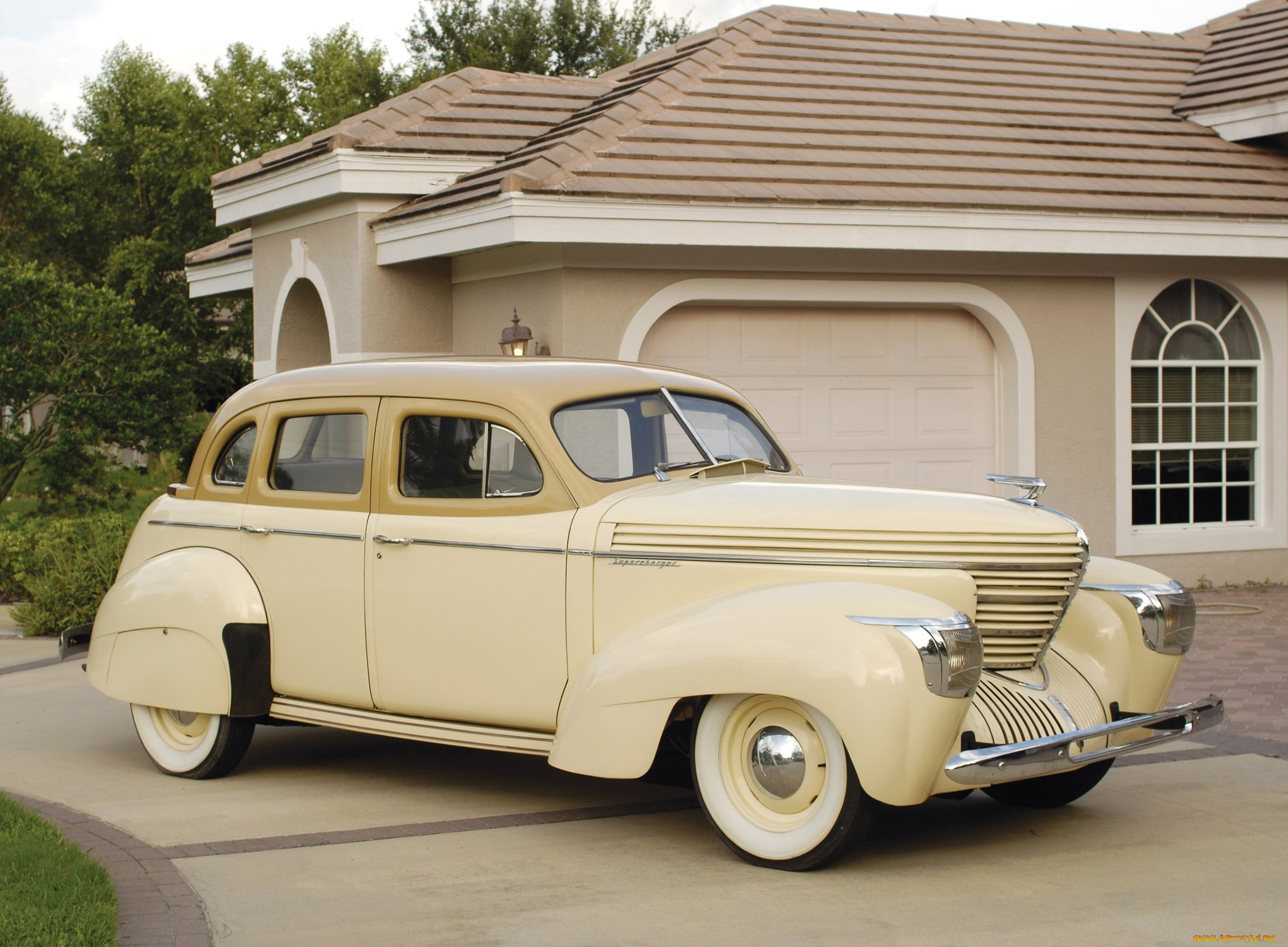 автомобили, классика, дом, деревья, автомобиль, трава, фонарь, кусты