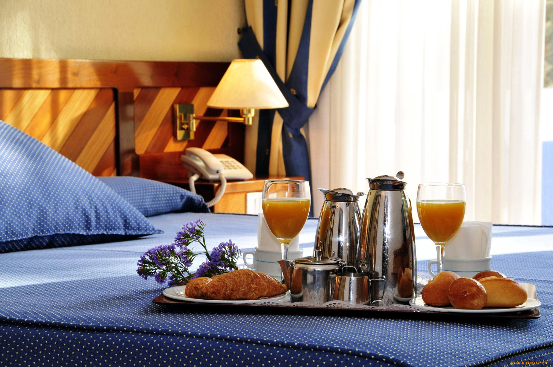 еда, хлеб, , выпечка, завтрак, булочки, сок, круассаны