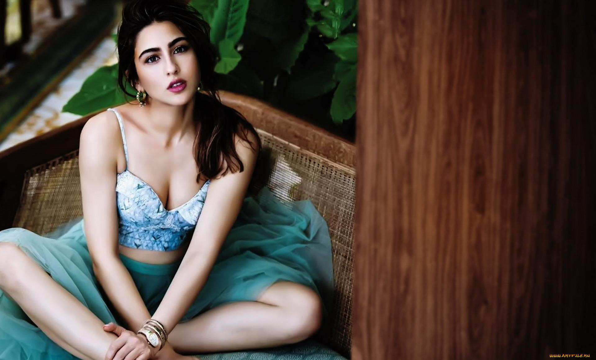 девушки, sara, ali, khan, брюнетка, топ, юбка, украшения, кресло