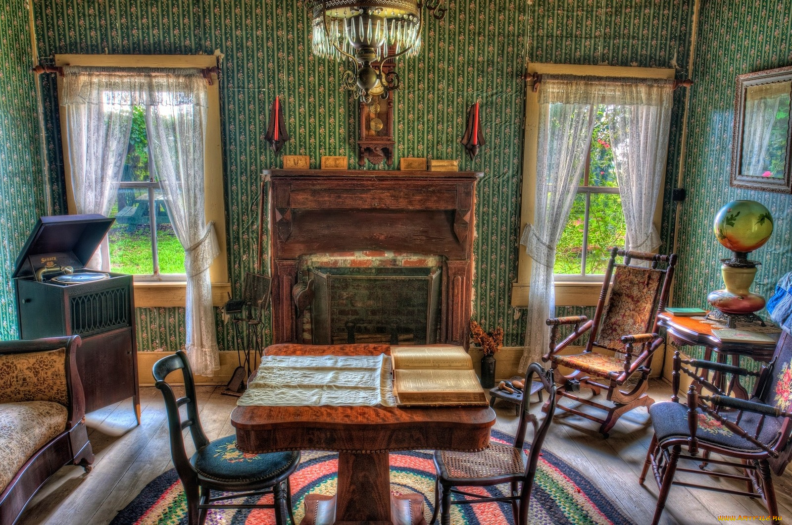 интерьер, гостиная, окна, камин, стулья, патефон, стол