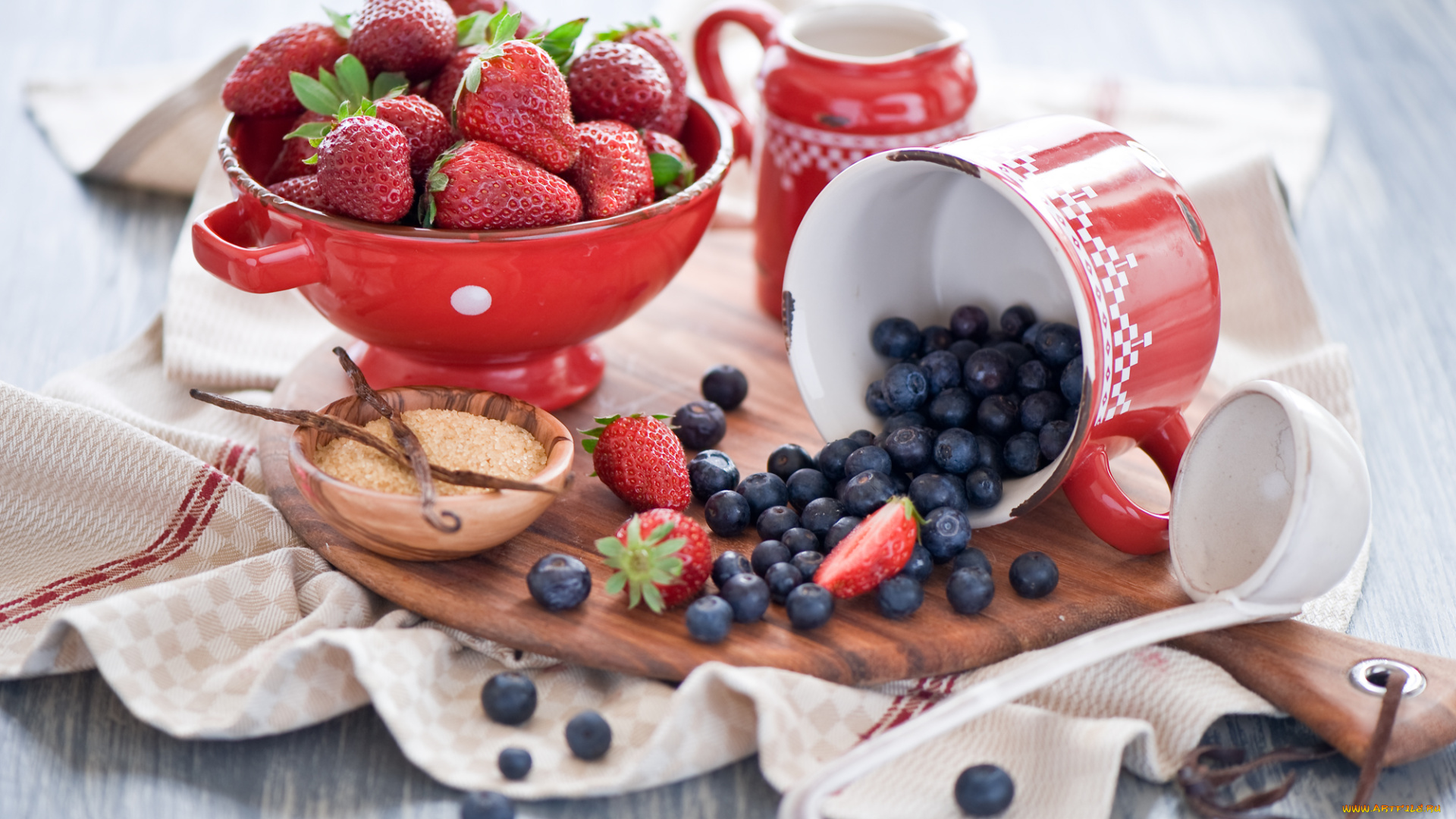еда, фрукты, ягоды, клубника, голубика, кружка, полотенце, натюрморт