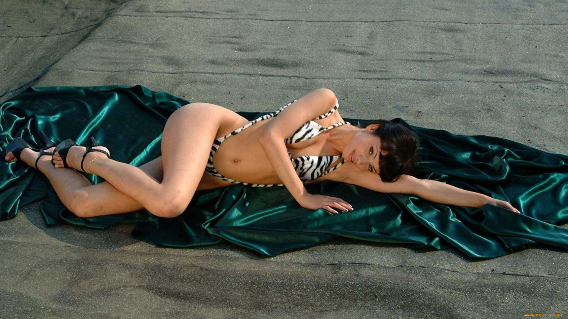 девушки, -unsort, , брюнетки, темноволосые, каблуки, ткань, купальник, брюнетка