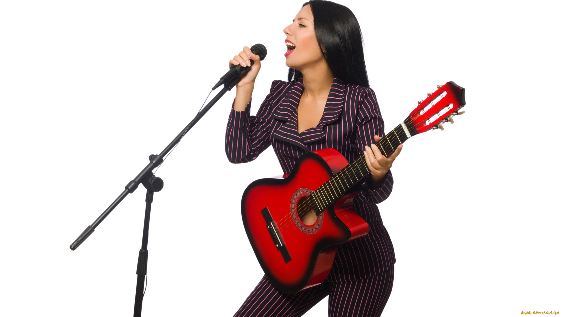 музыка, -другое, микрофон, костюм, белый, фон, гитара, взгляд, прическа, брюнетка, макияж, девушка