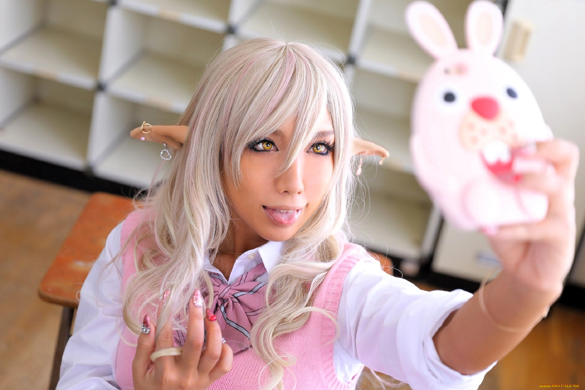 девушки, nonsummerjack, образ, косплей, эльфийка, ушки, форма, гаджет, полки, парты, школа