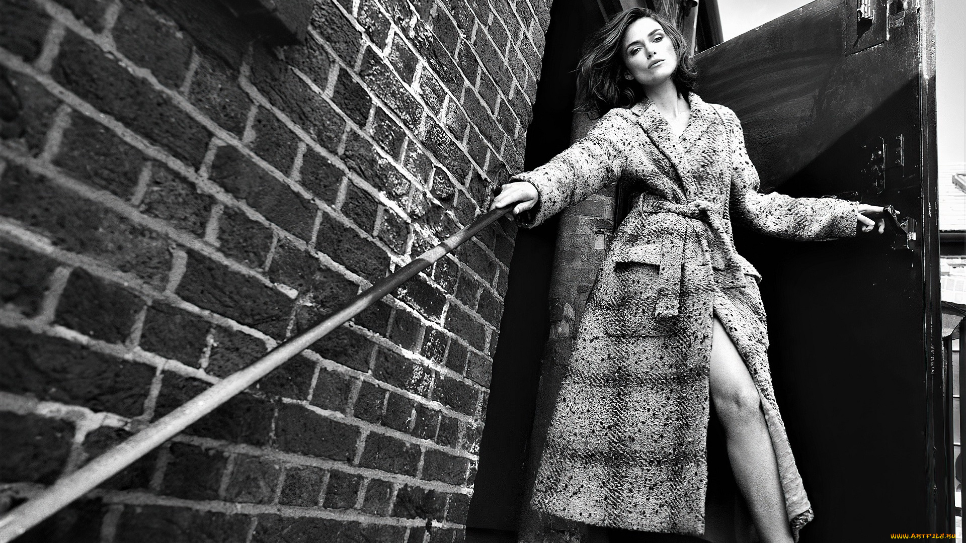 девушки, keira, knightley, актриса, черно-белая, пальто, дверь