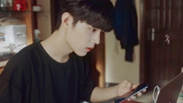 обоя кино фильмы, heroes in harm`s way, парень, телефон, ноутбук, комната