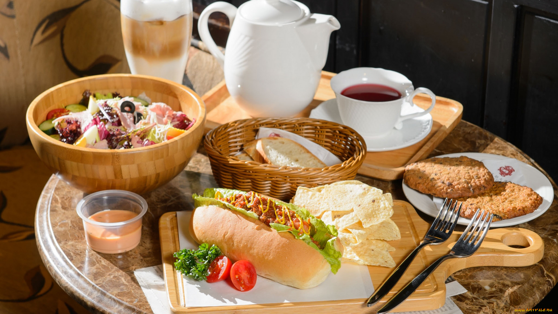 еда, сервировка, чай, сэндвич, чипсы, салат