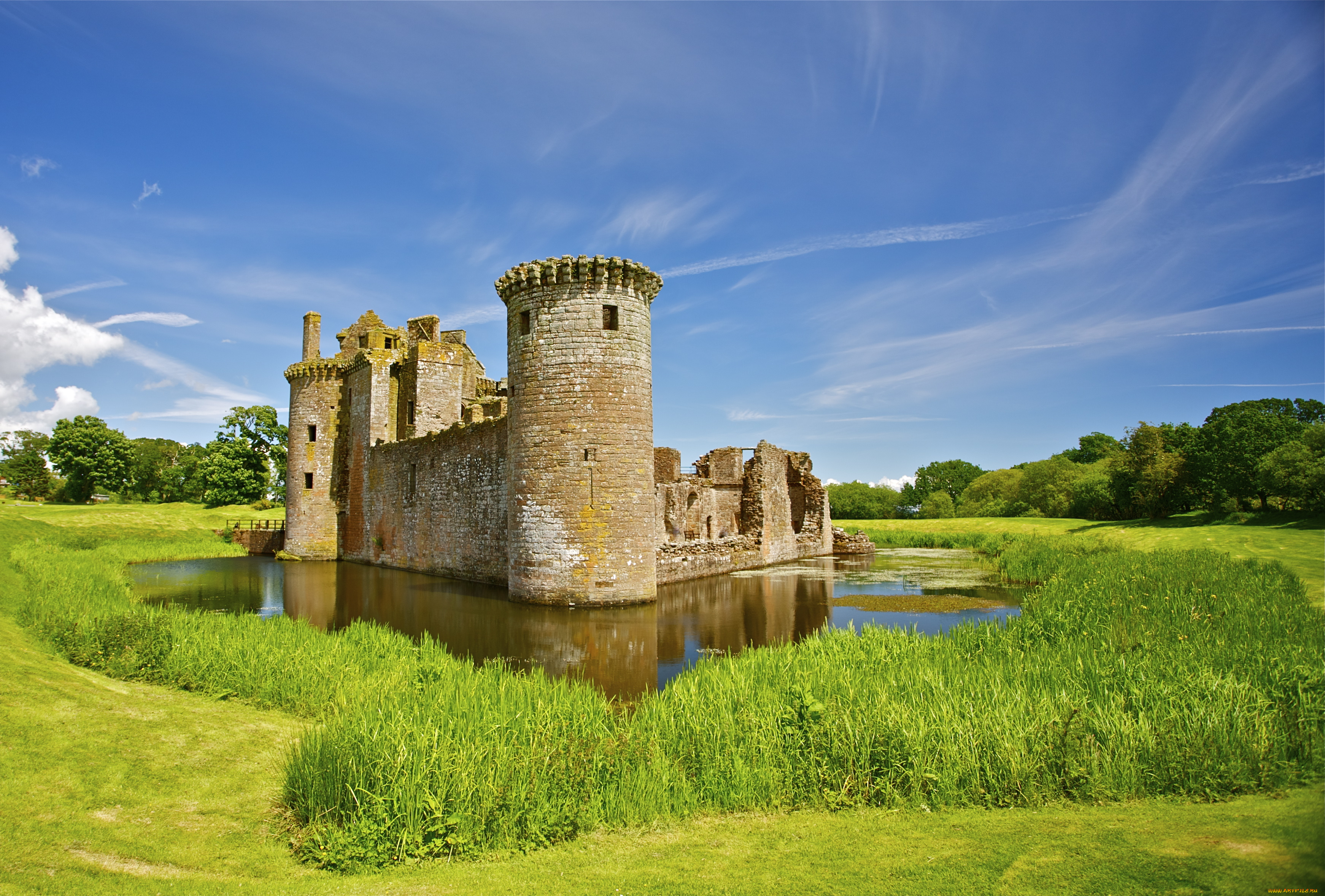 caerlaverock, castle, scotland, города, дворцы, замки, крепости, пруд, шотландия, руины