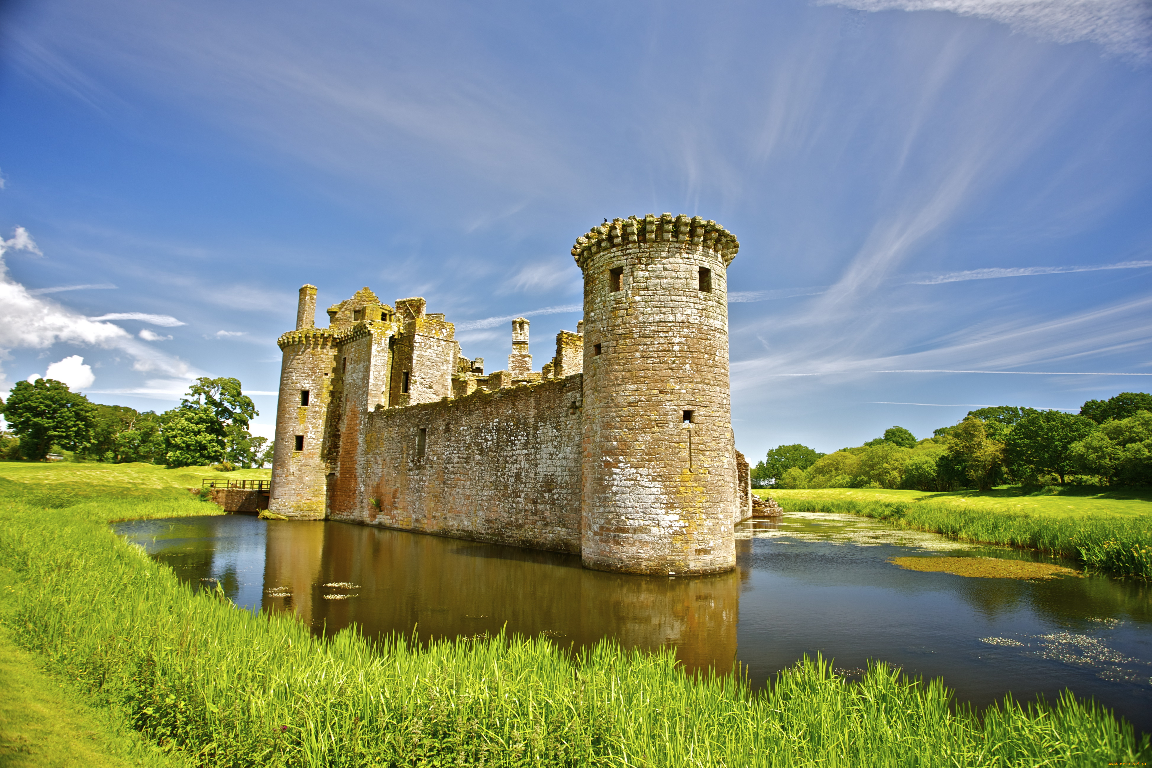 caerlaverock, castle, scotland, города, дворцы, замки, крепости, руины, шотландия, пруд