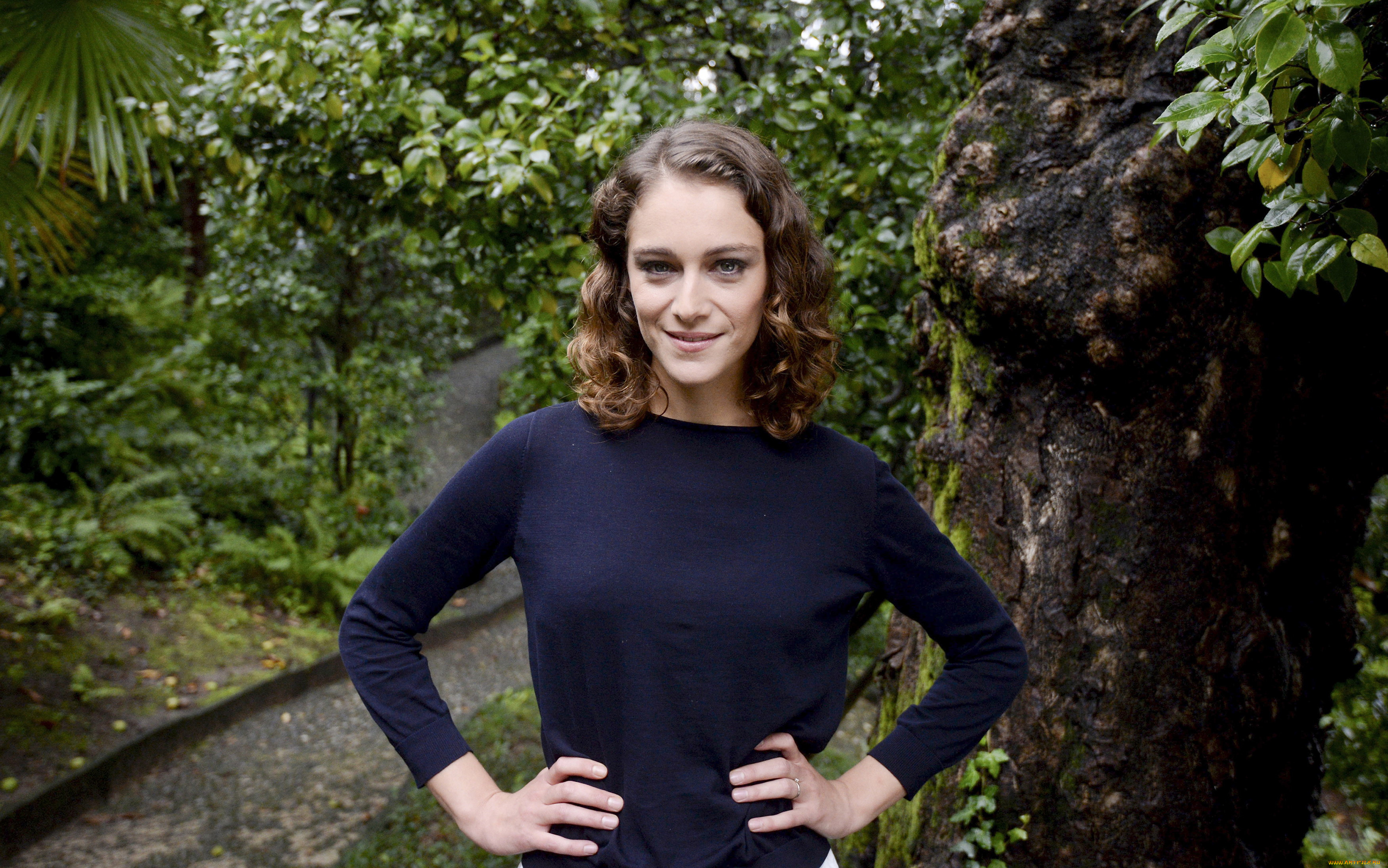 ariana, labed, девушки, -unsort, , брюнетки, темноволосые, деревья, парк, актриса, ariana, labed, свитер