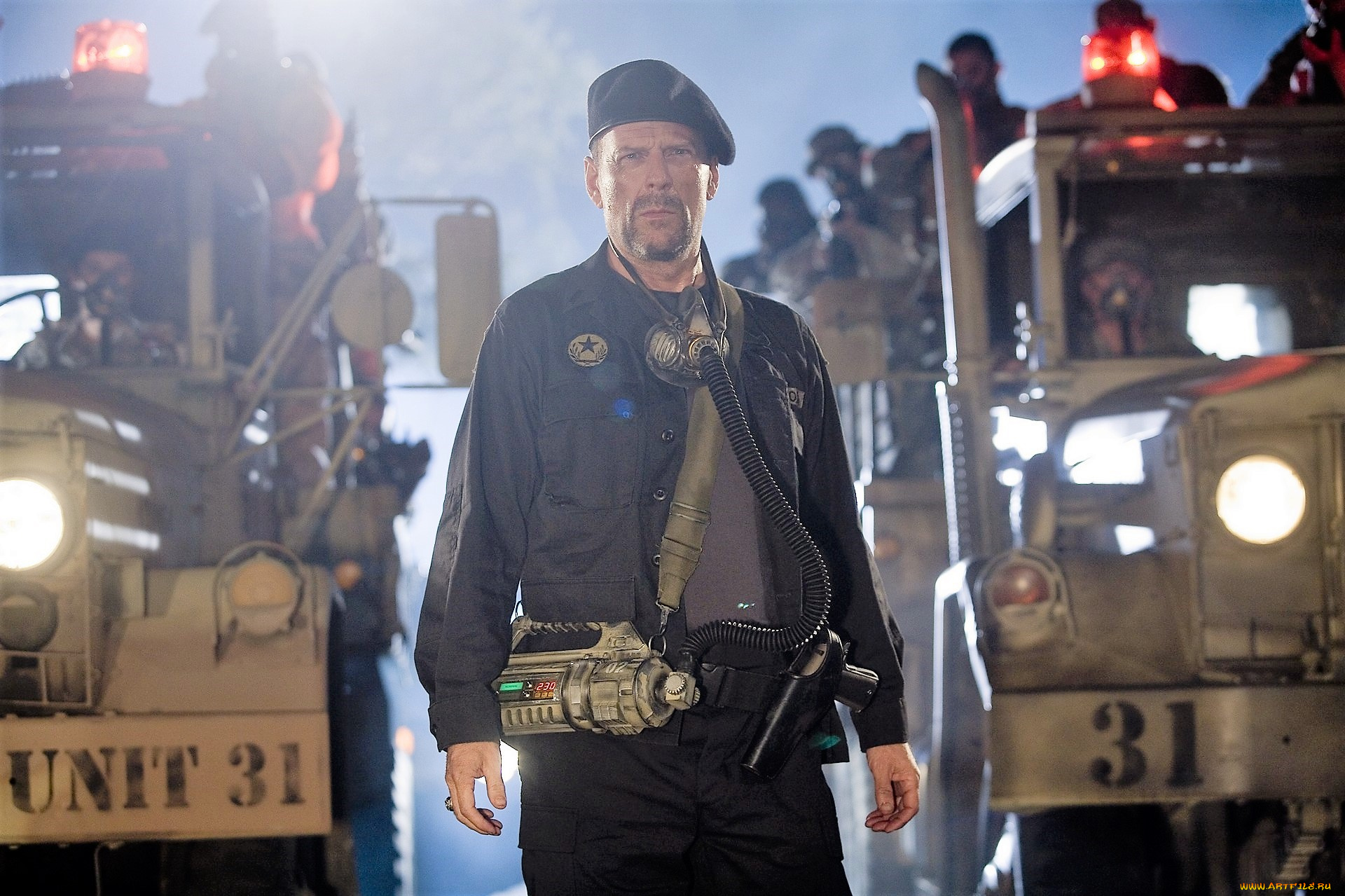 кино, фильмы, planet, terror, машины, люди, противогаз