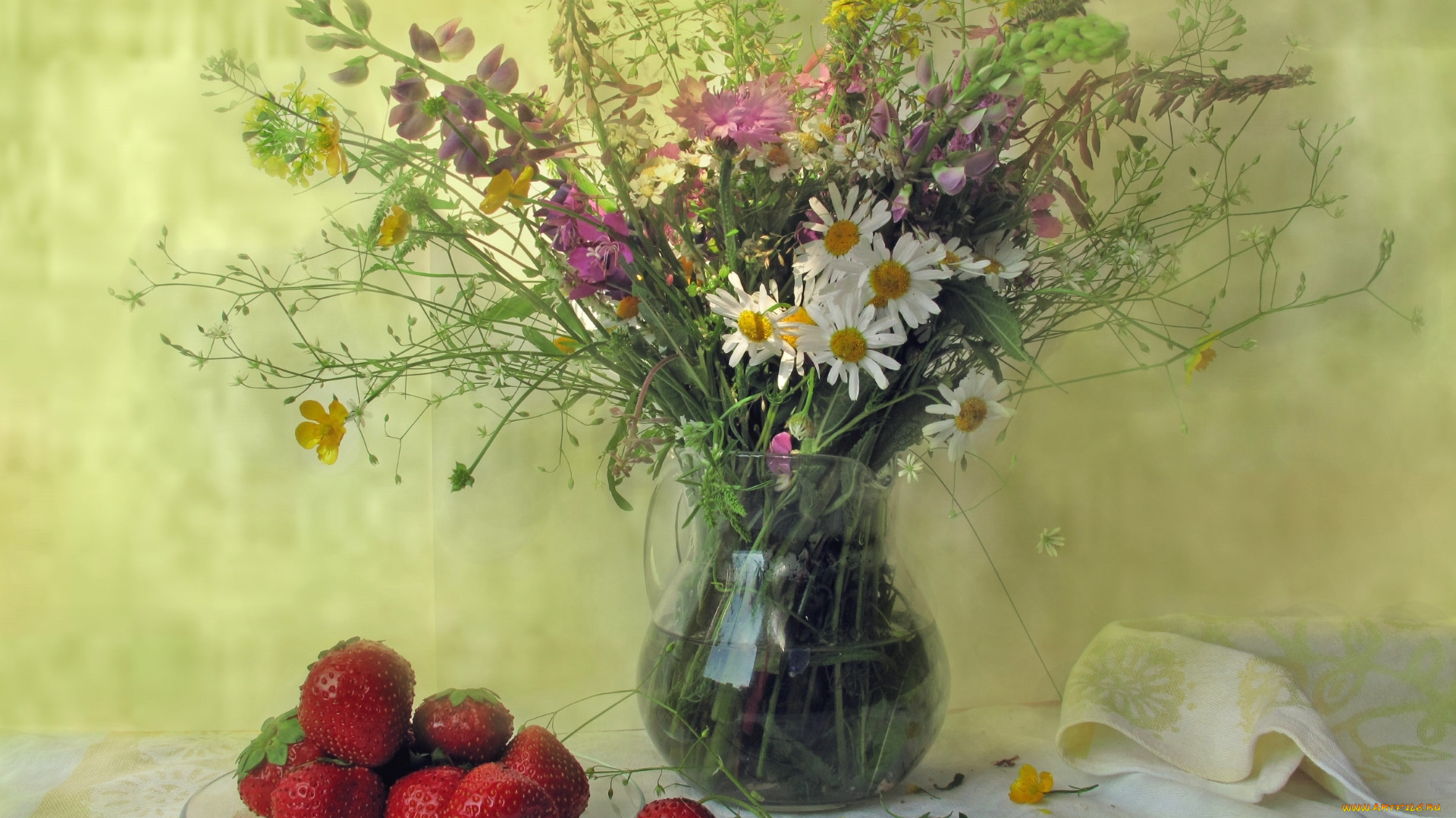 еда, клубника, , земляника, натюрморт, букет, лето, василек, кувшин, люпин, ромашки, ягоды