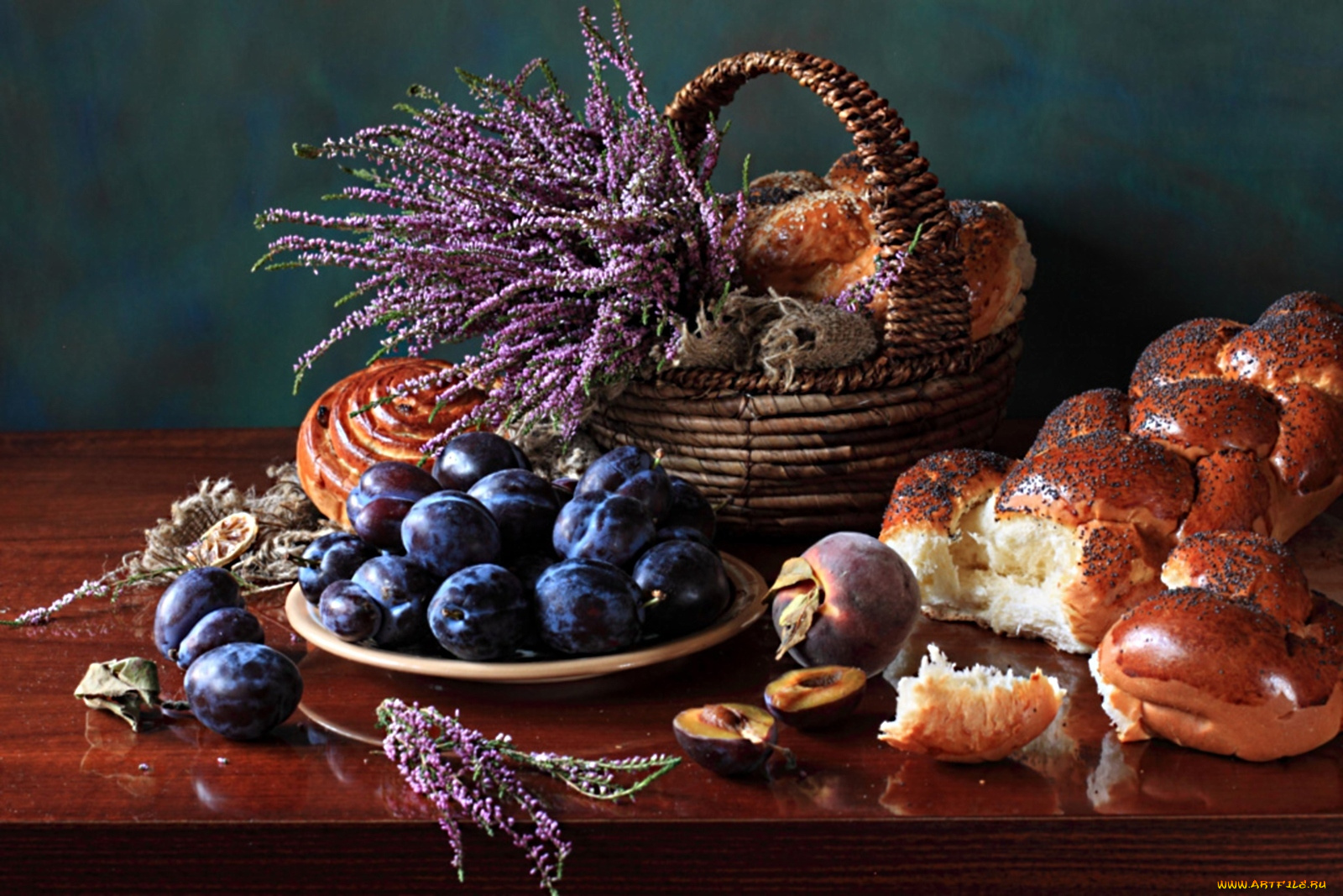 еда, натюрморт, вереск, корзинка, булка, сливы, персик