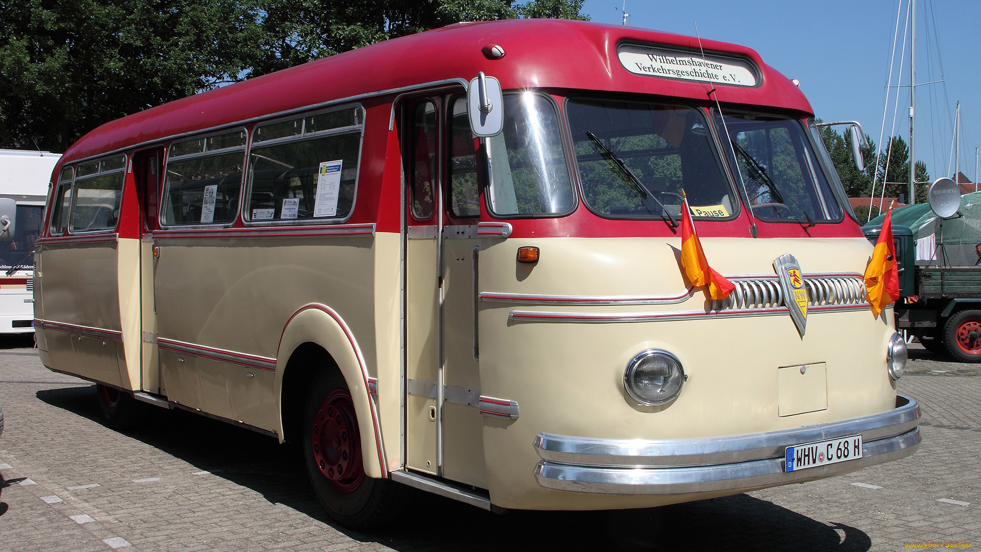 автомобили, автобусы, флажки