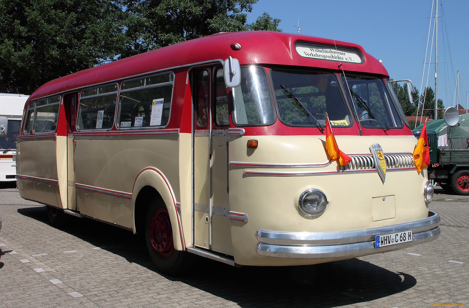 автомобили, автобусы, флажки